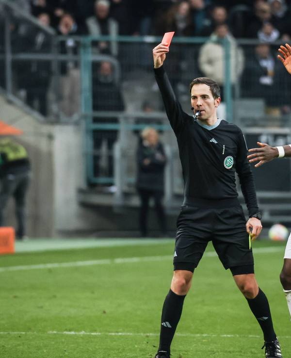 Benjamin Brand (Mitte) zeigte Gladbach-Profi Ramy Bensebaini (l.) am Samstag (4. März 2023) in der Schlussphase der Partie gegen den SC Freiburg die Gelb-Rote Karte. Der Algerier reagierte mit verbalen Entgleisungen auf die Entscheidung.