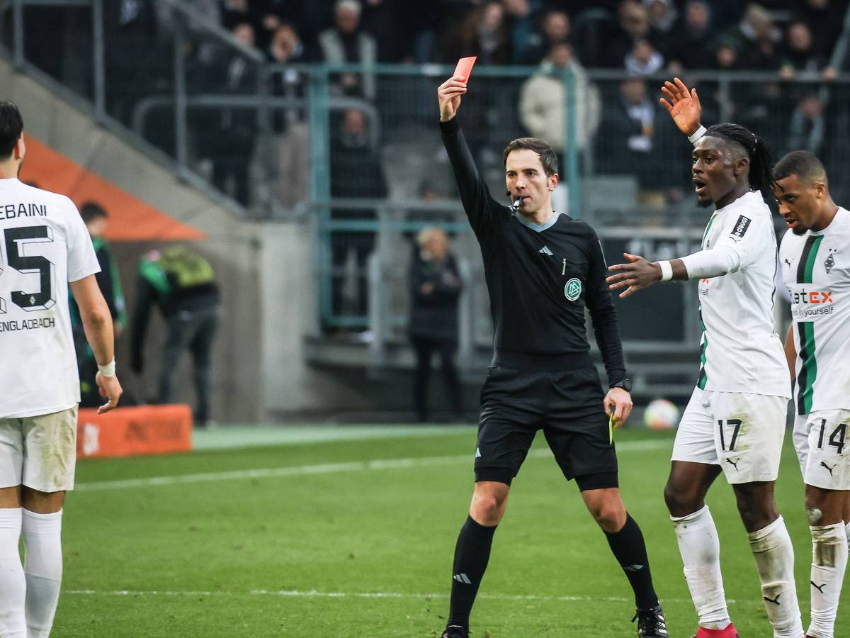 Benjamin Brand (Mitte) zeigte Gladbach-Profi Ramy Bensebaini (l.) am Samstag (4. März 2023) in der Schlussphase der Partie gegen den SC Freiburg die Gelb-Rote Karte. Der Algerier reagierte mit verbalen Entgleisungen auf die Entscheidung.