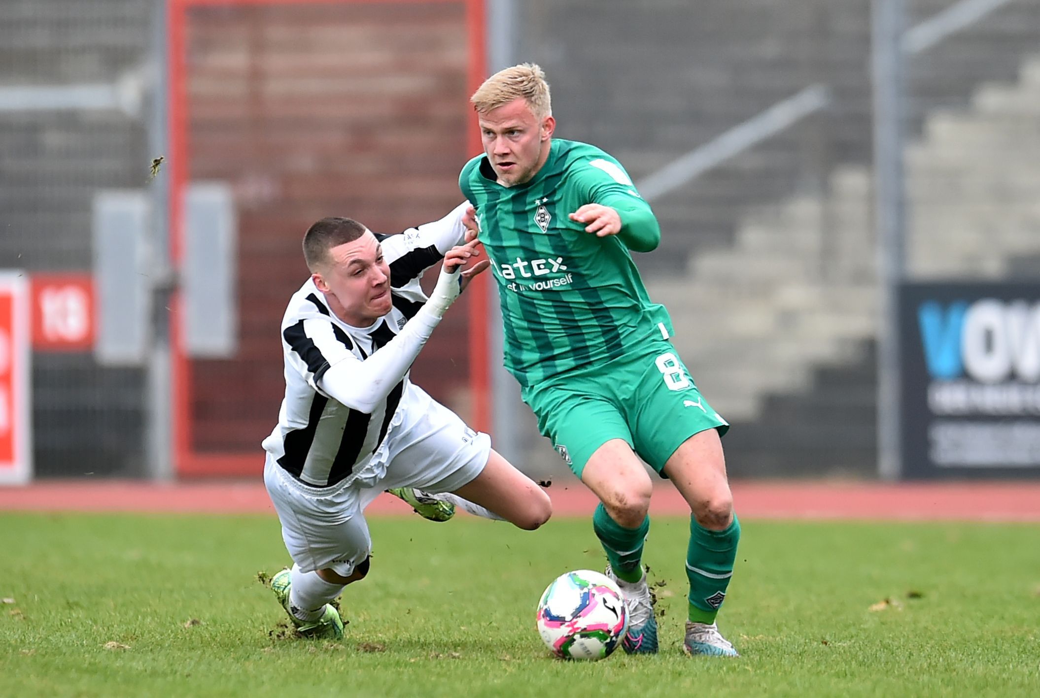 Per Lockl (r.) sah beim 3:2-Sieg von Borussia Mönchengladbach II bei der SG Wattenscheid 09 am 4. März 2023 die Gelb-Rote Karte. Hier ist der Gladbacher Mittelfeldmann im Zweikampf mit Simon Noah Roscher.