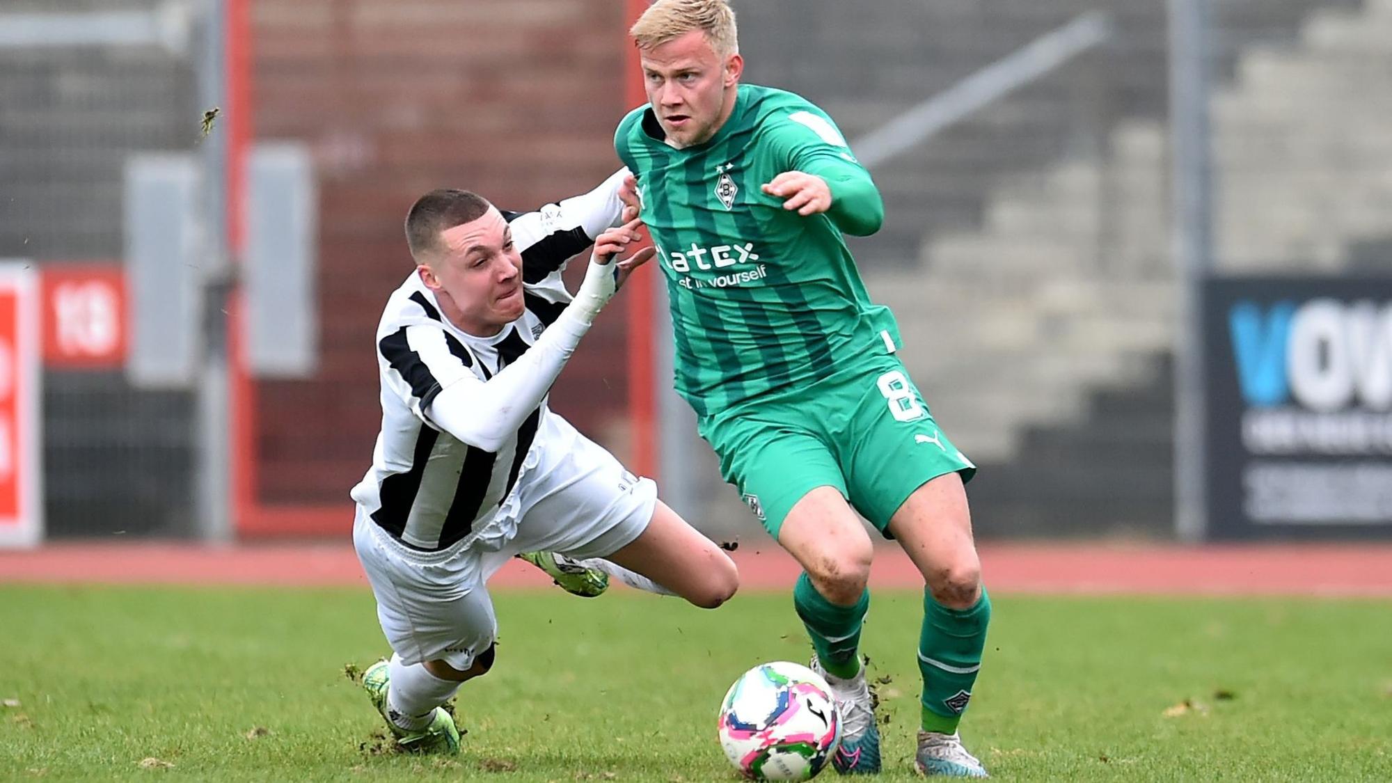 Per Lockl (r.) sah beim 3:2-Sieg von Borussia Mönchengladbach II bei der SG Wattenscheid 09 am 4. März 2023 die Gelb-Rote Karte. Hier ist der Gladbacher Mittelfeldmann im Zweikampf mit Simon Noah Roscher.