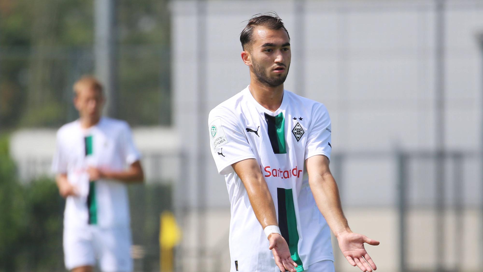 Daniel Aserov, Spieler der U17 von Borussia Mönchengladbach, hier am 20. August 2022 beim B-Junioren-Bundesligaspiel gegen Preußen Münster. Aserov hat beide Hände nach flach nach vorne ausgebreitet und zeigt an, angespielt werden zu wollen.