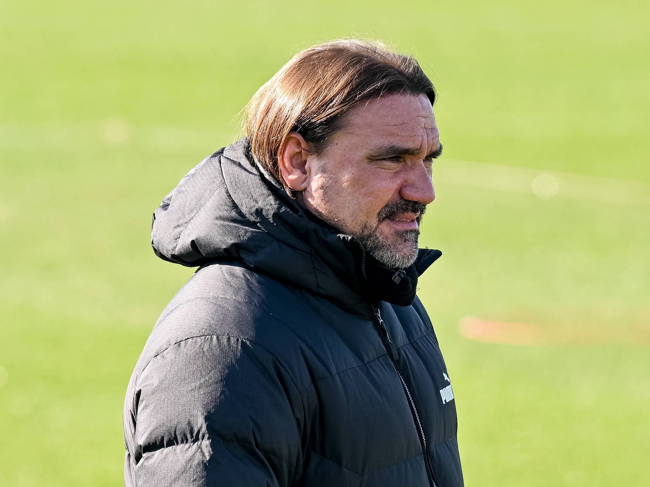 Trainer Daniel Farke steht beim Training von Borussia Mönchengladbach am 2. März 2023 auf dem Rasen. Farke trägt eine schwarze Winterjacke.