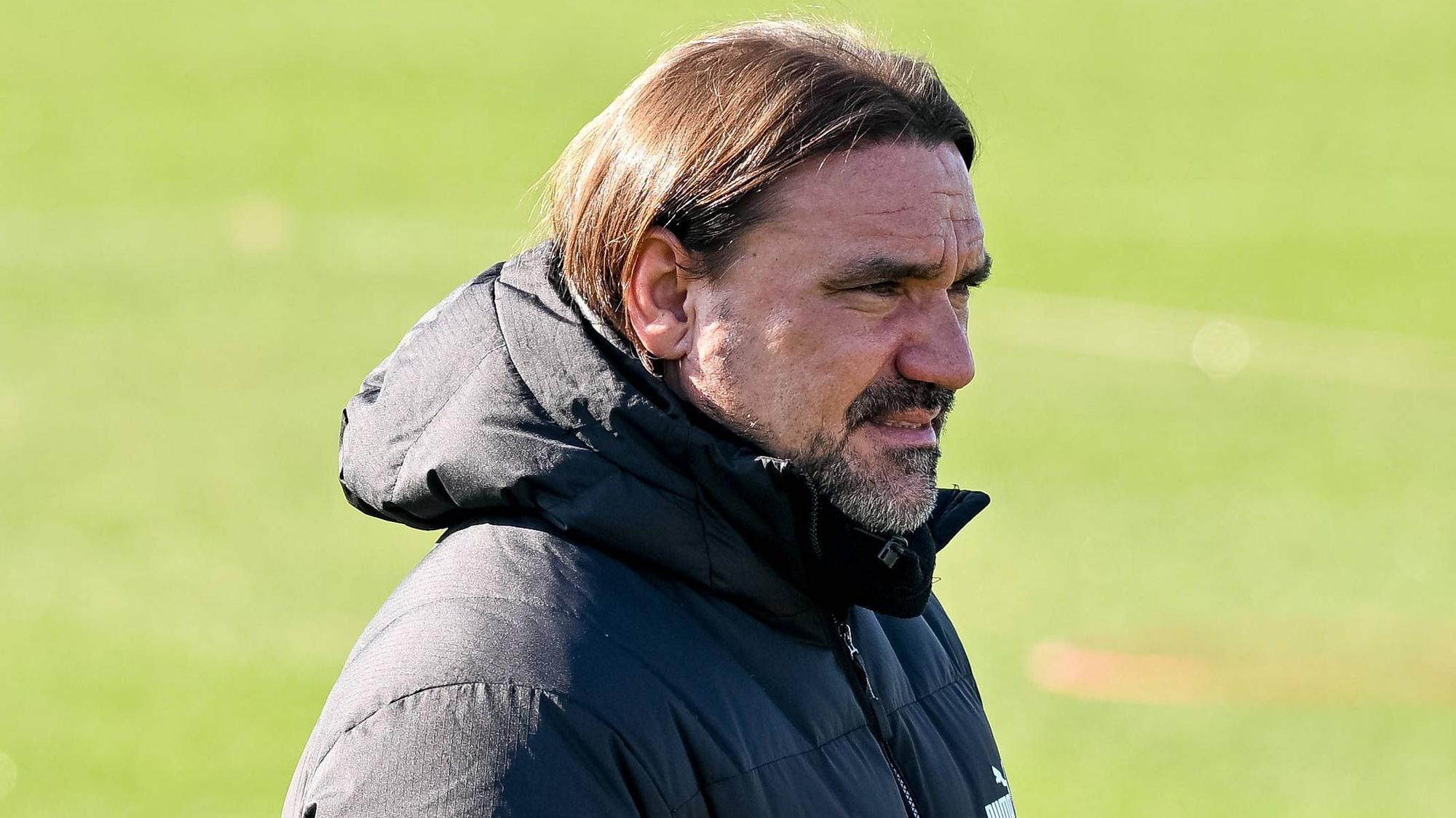 Trainer Daniel Farke steht beim Training von Borussia Mönchengladbach am 2. März 2023 auf dem Rasen. Farke trägt eine schwarze Winterjacke.