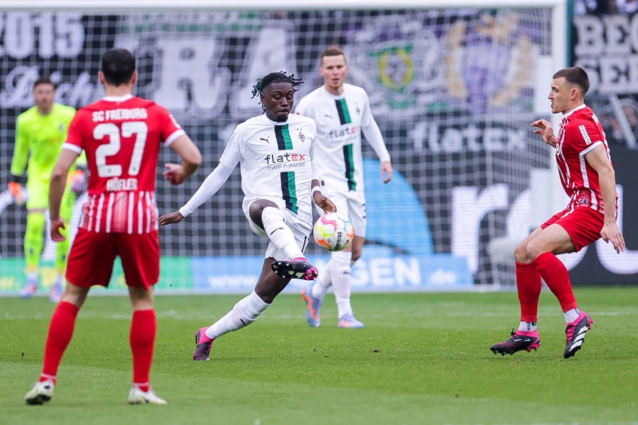Manu Koné von Borussia Mönchengladbach spielt am 4. März 2023 im Zweikampf mit Maximilian Eggestein vom SC Freiburg den Ball.