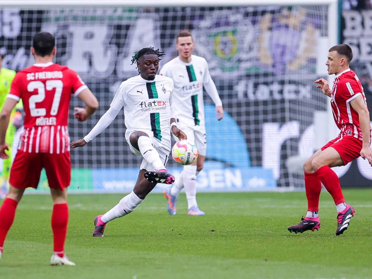 Manu Koné von Borussia Mönchengladbach spielt am 4. März 2023 im Zweikampf mit Maximilian Eggestein vom SC Freiburg den Ball.