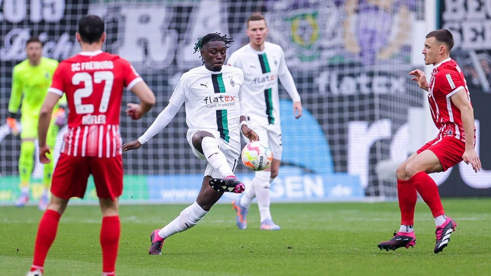 Manu Koné von Borussia Mönchengladbach spielt am 4. März 2023 im Zweikampf mit Maximilian Eggestein vom SC Freiburg den Ball.