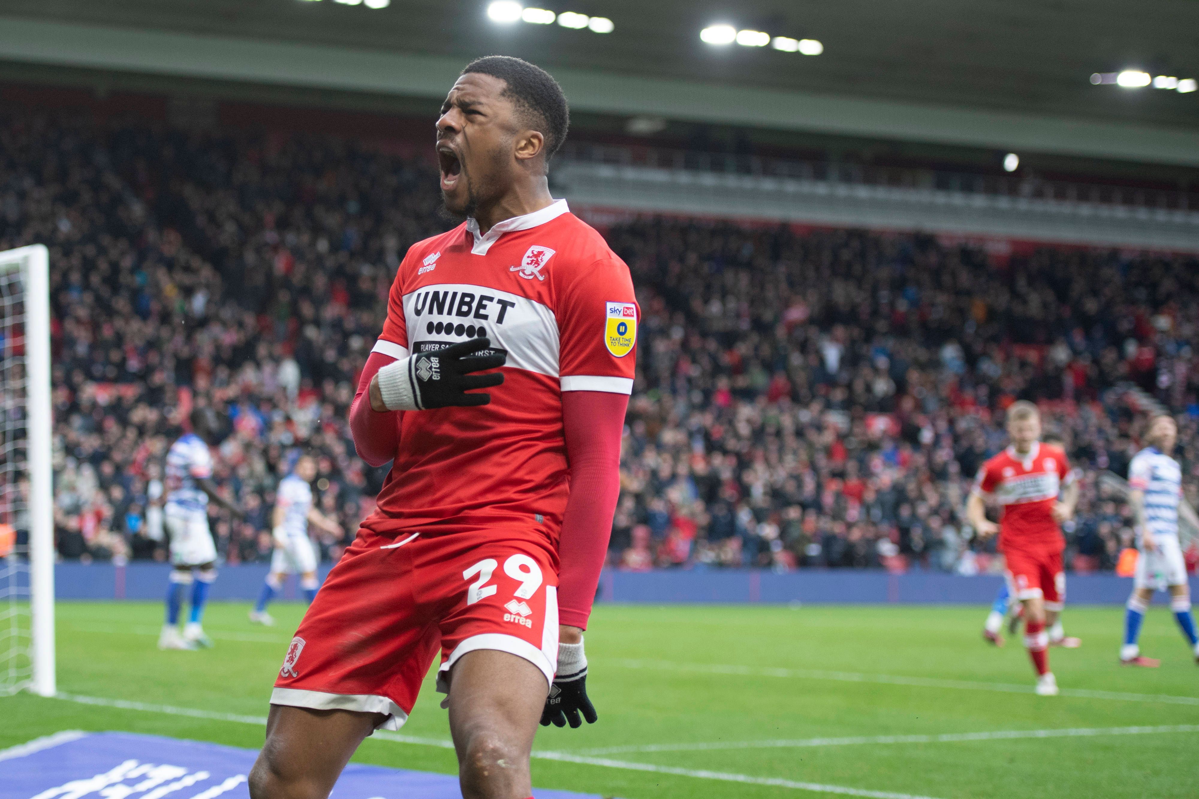 Torjubel von Chuba Akpom! Der englische Stürmer des FC Middlesbrough hat im Duell mit Reading (4. März 2023) getroffen und lässt seiner Freude freien Lauf. Er schreit vor der Kurve und zeigt mit seiner rechten Hand eine Vier an.