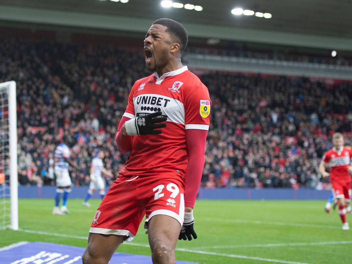 Torjubel von Chuba Akpom! Der englische Stürmer des FC Middlesbrough hat im Duell mit Reading (4. März 2023) getroffen und lässt seiner Freude freien Lauf. Er schreit vor der Kurve und zeigt mit seiner rechten Hand eine Vier an.