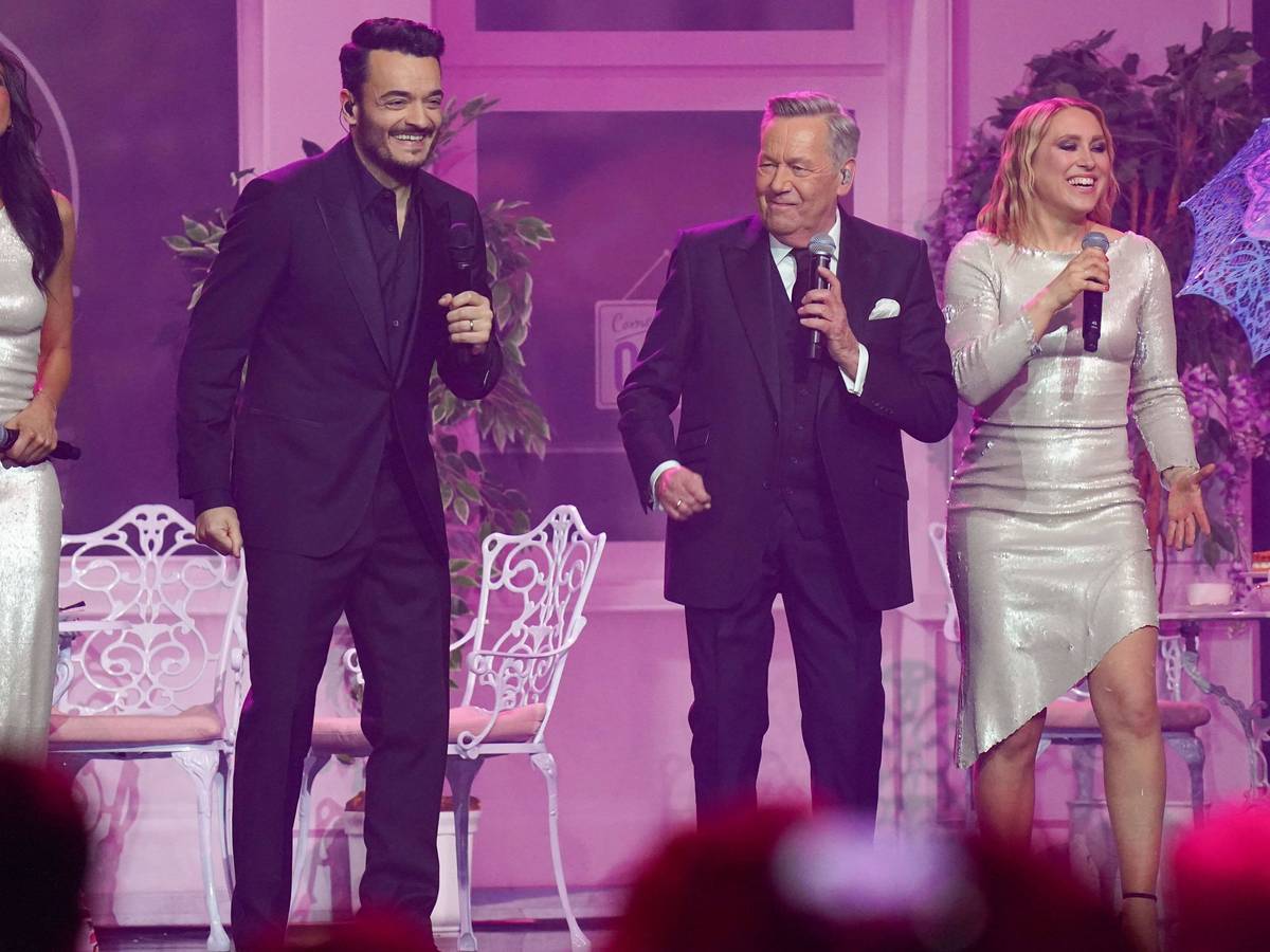 ZDF-Moderator Giovanni Zarrella (l.) und Schlager-Legende Roland Kaiser (r.) bei einem gemeinsamen Auftritt am 25. Februar 2023 in der Baden Arena in Offenburg.