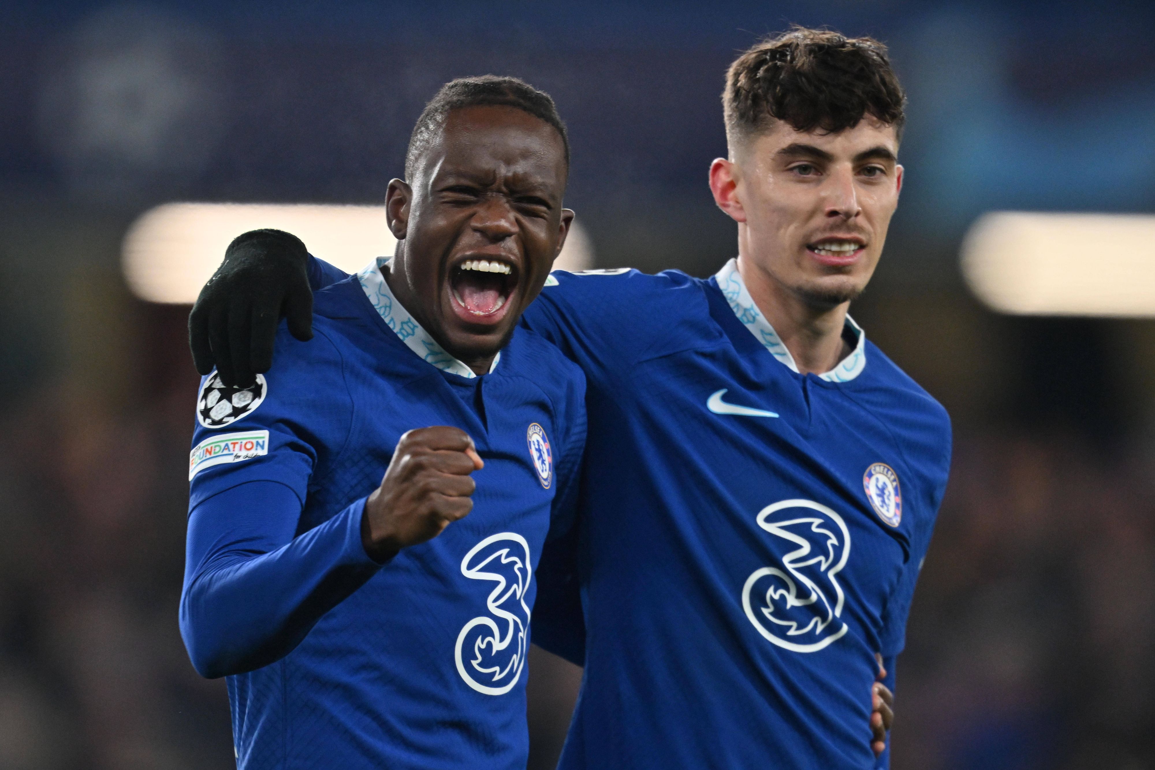 Ex-Gladbach-Star Denis Zakaria (l.) feiert gemeinsam mit Torschütze Kai Havertz (r.) den Sieg (7. März 2023) von Chelsea London in der Champions League gegen Borussia Dortmund. Zakaria ballt die rechte Hand zur Faust und schreit seine Freude heraus.