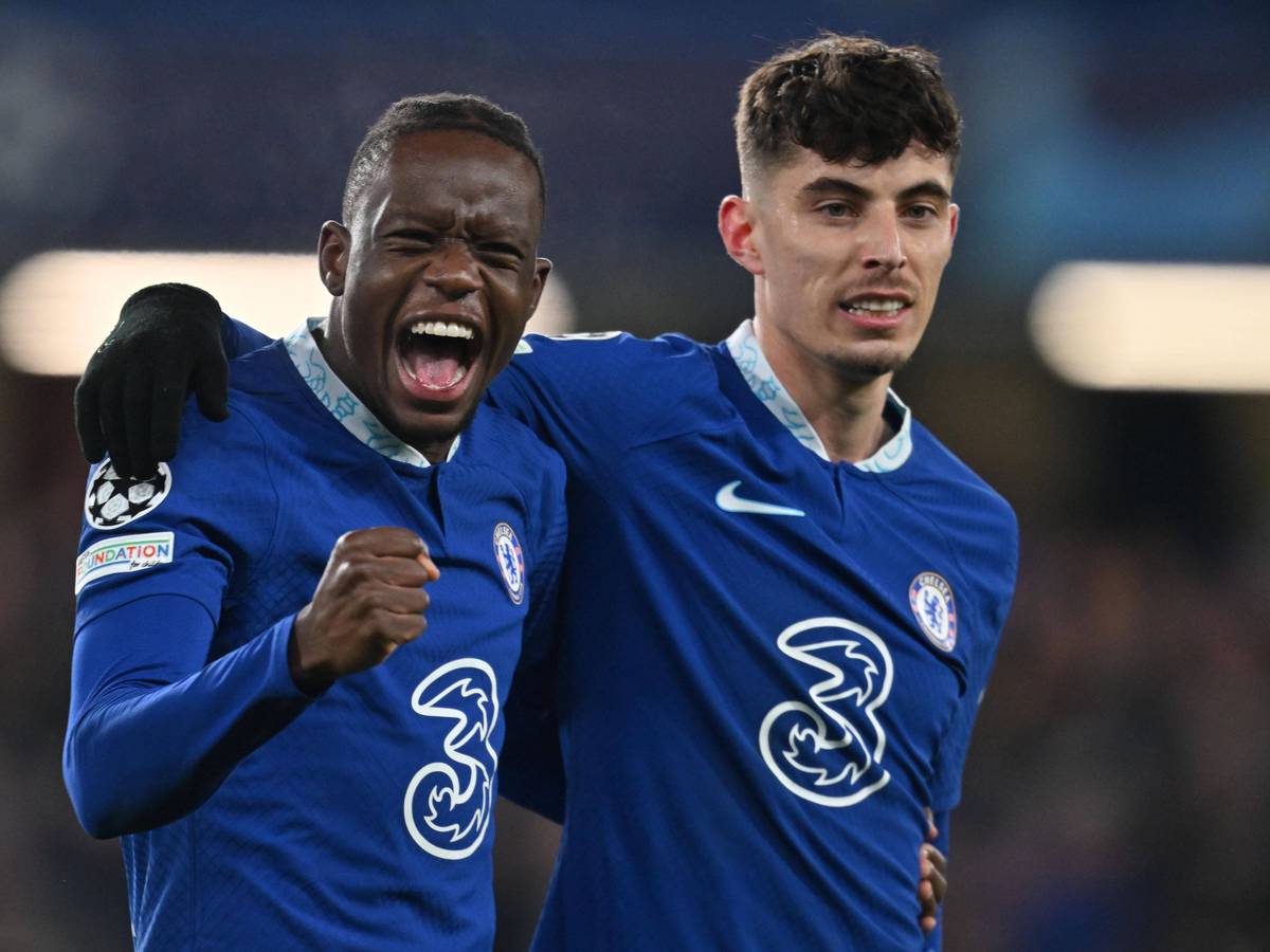 Ex-Gladbach-Star Denis Zakaria (l.) feiert gemeinsam mit Torschütze Kai Havertz (r.) den Sieg (7. März 2023) von Chelsea London in der Champions League gegen Borussia Dortmund. Zakaria ballt die rechte Hand zur Faust und schreit seine Freude heraus.