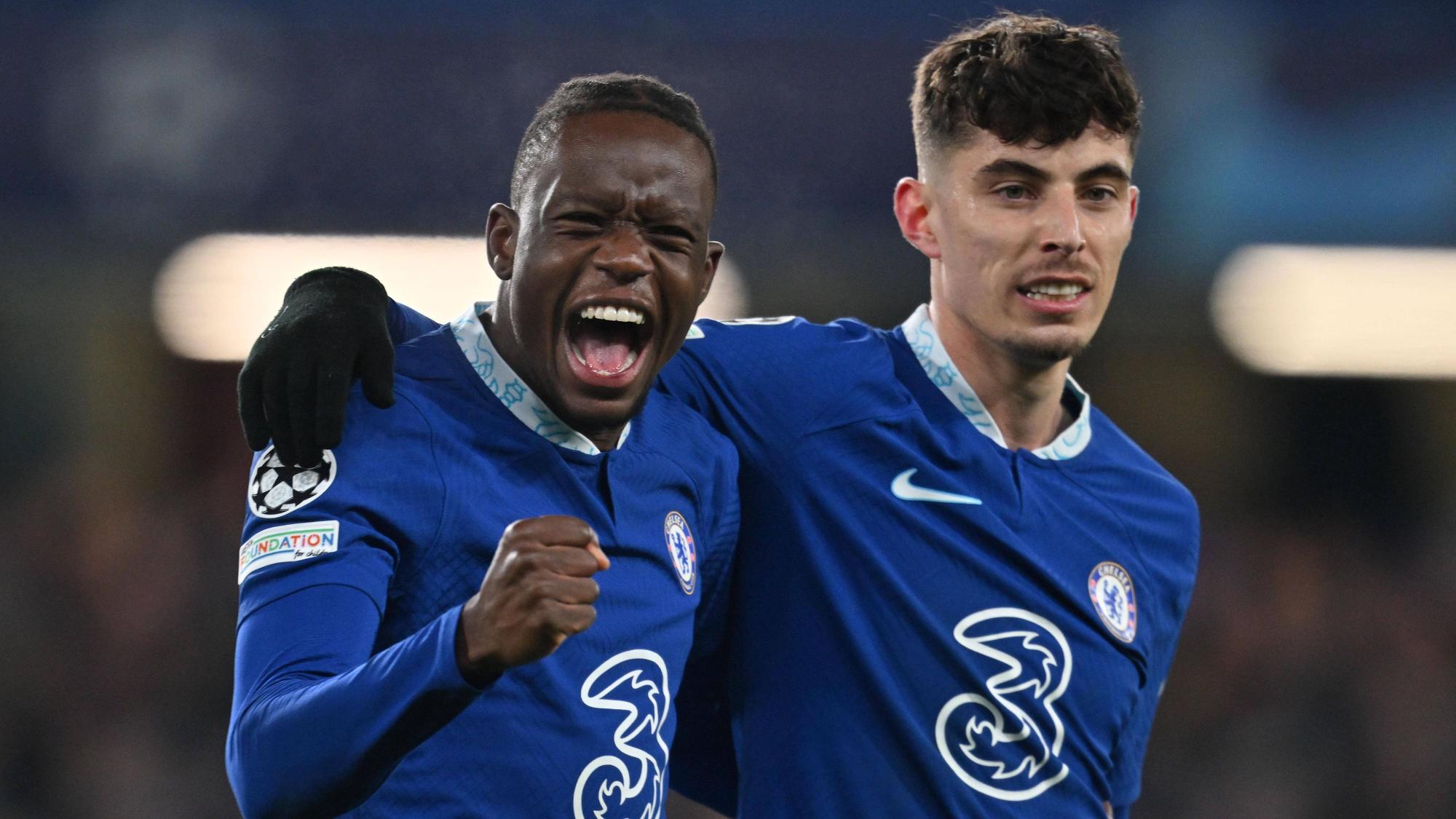Ex-Gladbach-Star Denis Zakaria (l.) feiert gemeinsam mit Torschütze Kai Havertz (r.) den Sieg (7. März 2023) von Chelsea London in der Champions League gegen Borussia Dortmund. Zakaria ballt die rechte Hand zur Faust und schreit seine Freude heraus.