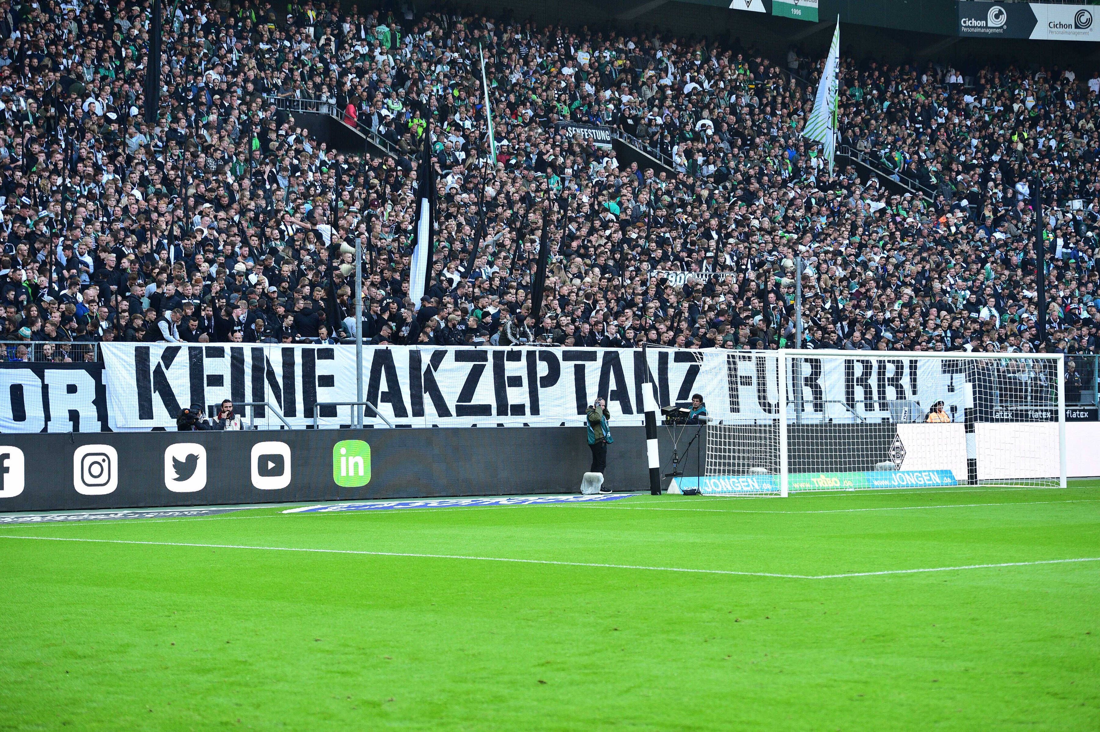 Fans von Borussia Mönchengladbach kritisieren am 17. September 2022 RB Leipzig mit Spruchbändern.