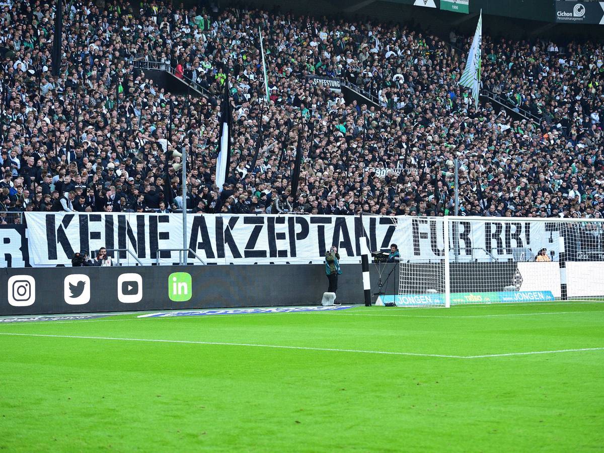 Fans von Borussia Mönchengladbach kritisieren am 17. September 2022 RB Leipzig mit Spruchbändern.