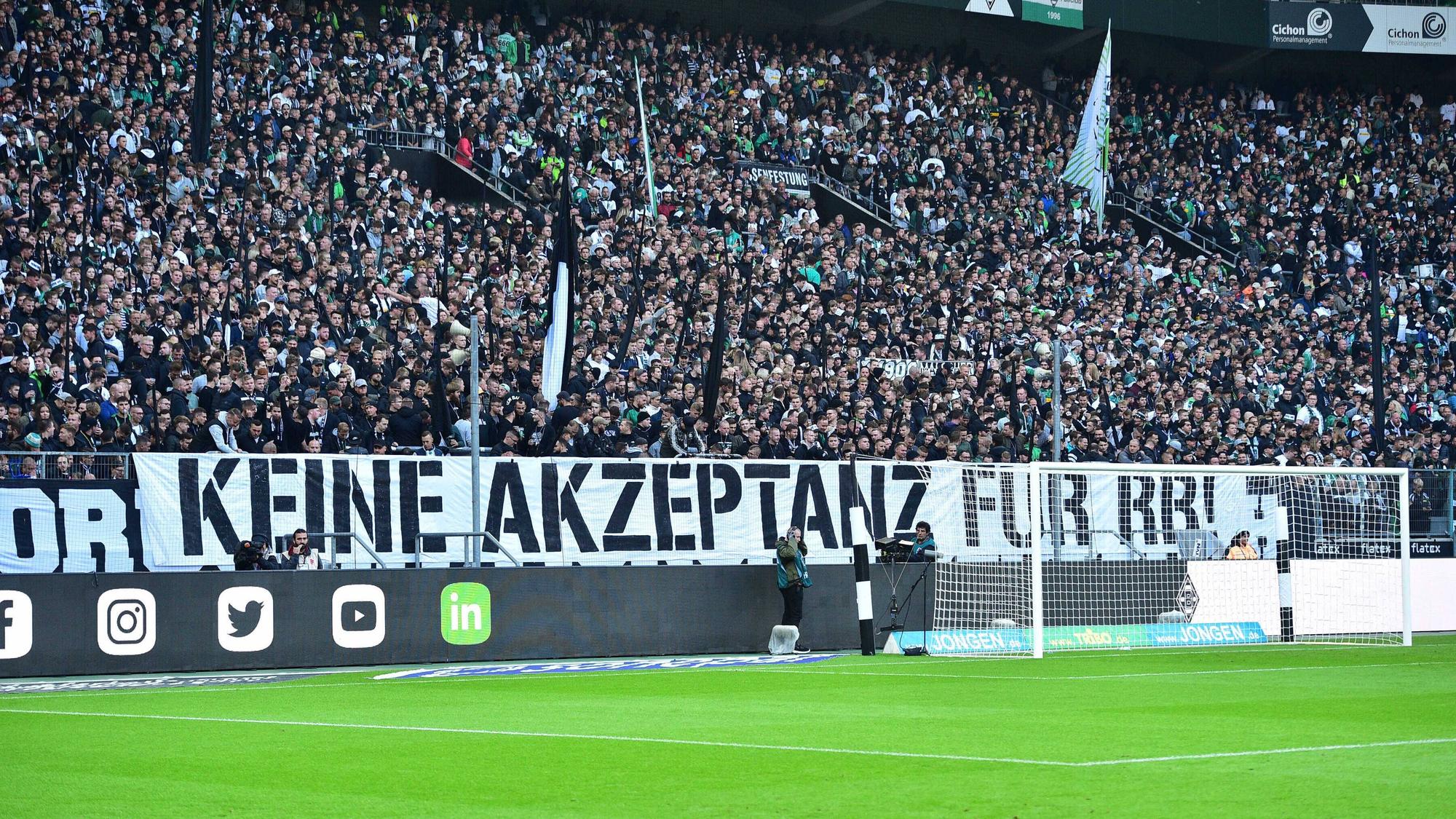 Fans von Borussia Mönchengladbach kritisieren am 17. September 2022 RB Leipzig mit Spruchbändern.