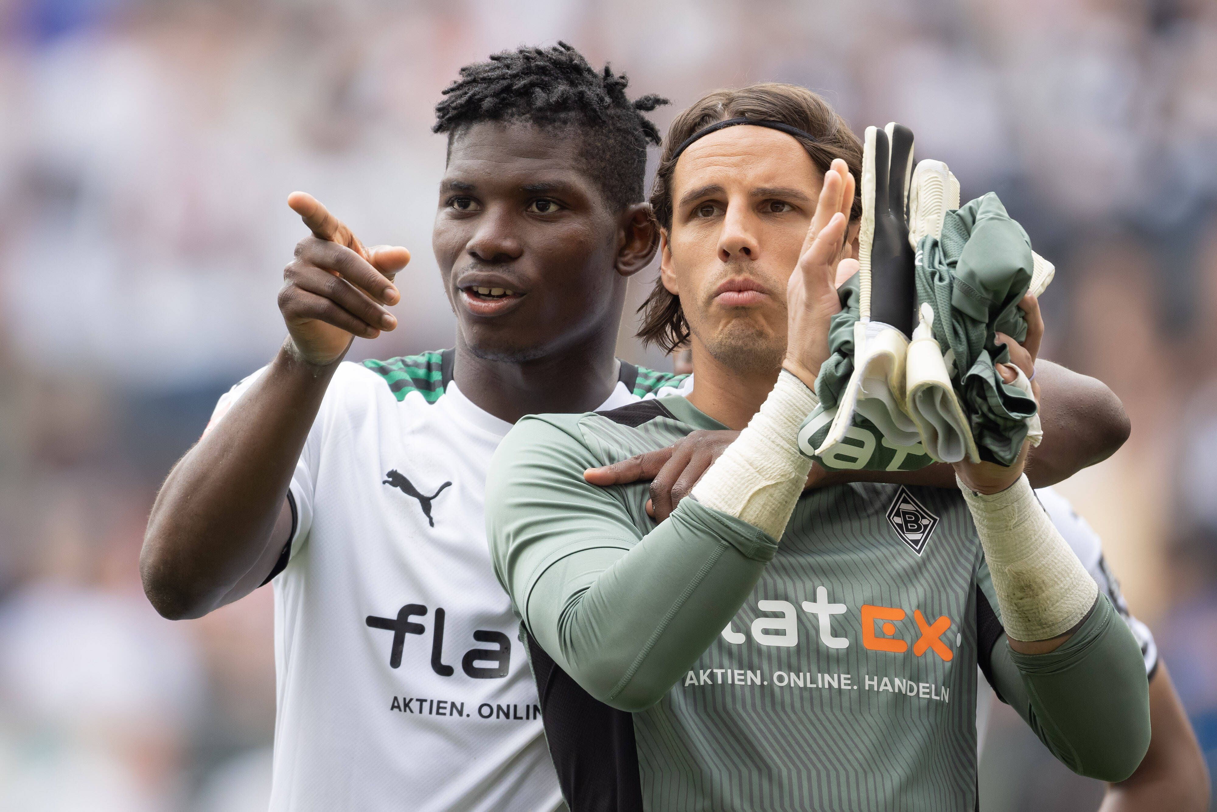 Zwei Schweizer und ehemalige Gladbach-Stars: Stürmer Breel Embolo (l.) und Torwart Yann Sommer, auf diesem Foto am 8. Mai 2022 in Frankfurt zu sehen. Embolo zeigt mit seinem Finger auf etwas, derweil klatscht Sommer in die Hände.