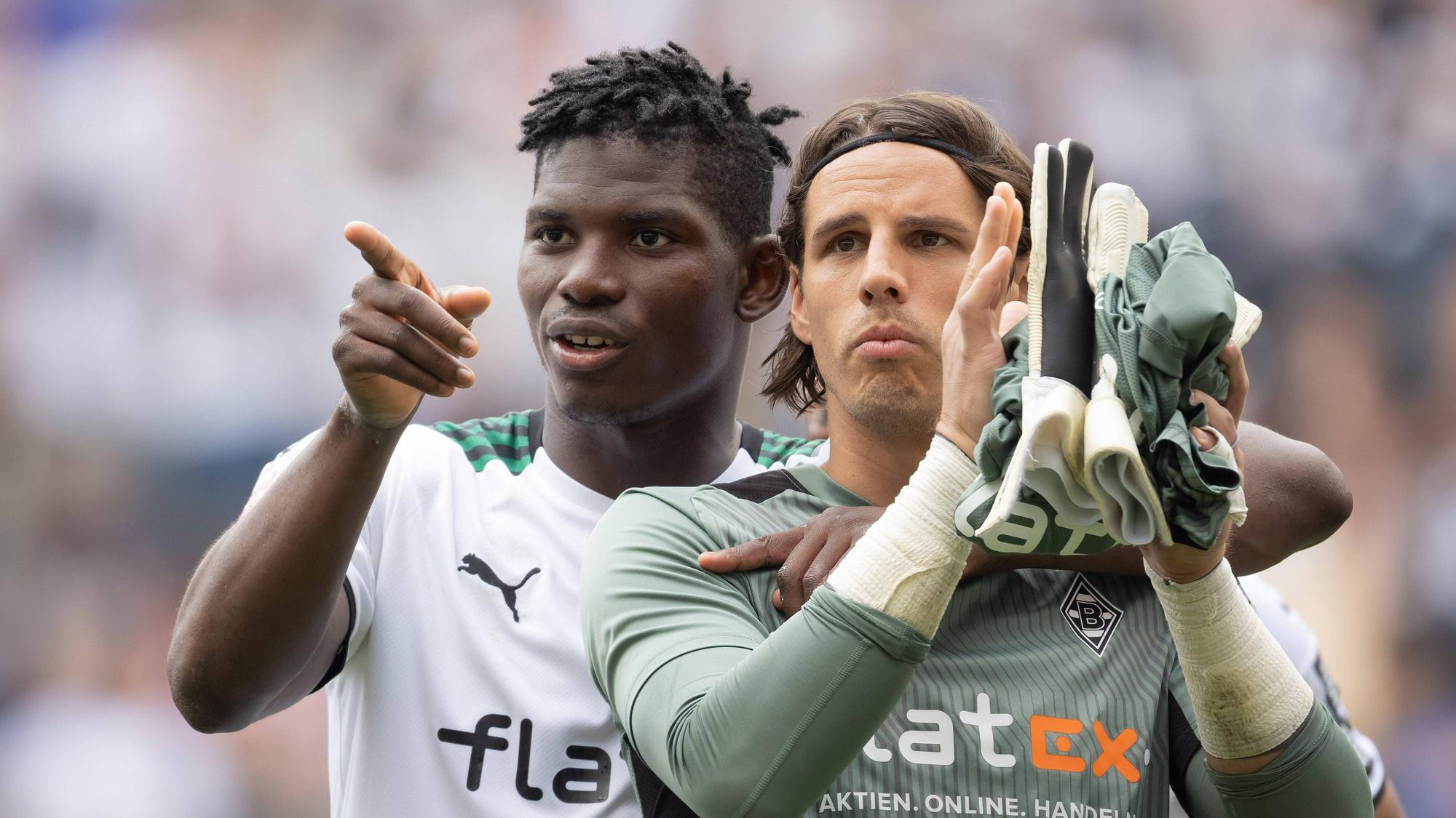 Zwei Schweizer und ehemalige Gladbach-Stars: Stürmer Breel Embolo (l.) und Torwart Yann Sommer, auf diesem Foto am 8. Mai 2022 in Frankfurt zu sehen. Embolo zeigt mit seinem Finger auf etwas, derweil klatscht Sommer in die Hände.