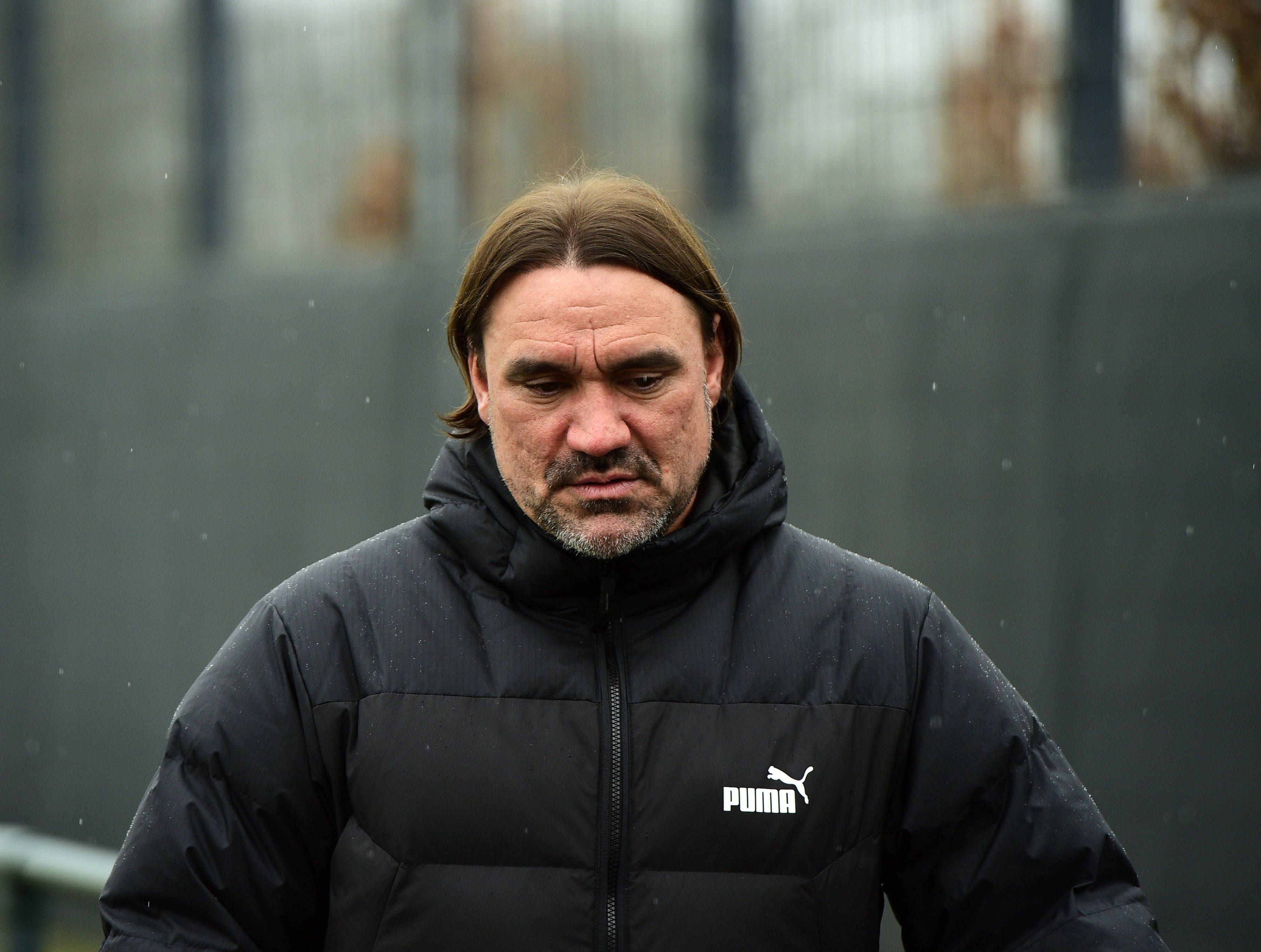 Nachdenklicher Blick: Daniel Farke, Trainer von Borussia Mönchengladbach, muss beim Auswärtsspiel in Leipzig am Samstag (11. März 2022/15.30 Uhr) auf einige Spieler verzichten. Das Foto zeigt den Gladbach-Coach am 9. März bei einer Trainingseinheit im Borussia-Park.