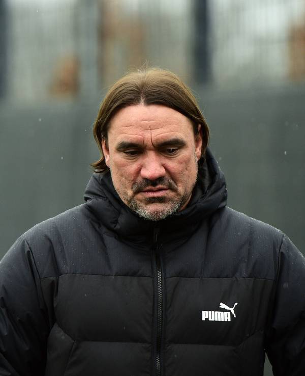 Nachdenklicher Blick: Daniel Farke, Trainer von Borussia Mönchengladbach, muss beim Auswärtsspiel in Leipzig am Samstag (11. März 2022/15.30 Uhr) auf einige Spieler verzichten. Das Foto zeigt den Gladbach-Coach am 9. März bei einer Trainingseinheit im Borussia-Park.