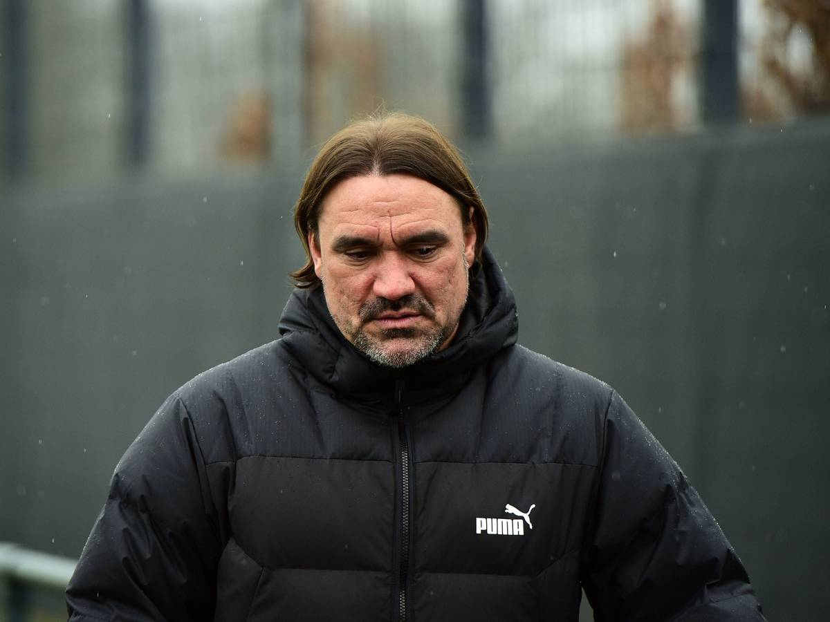 Nachdenklicher Blick: Daniel Farke, Trainer von Borussia Mönchengladbach, muss beim Auswärtsspiel in Leipzig am Samstag (11. März 2022/15.30 Uhr) auf einige Spieler verzichten. Das Foto zeigt den Gladbach-Coach am 9. März bei einer Trainingseinheit im Borussia-Park.