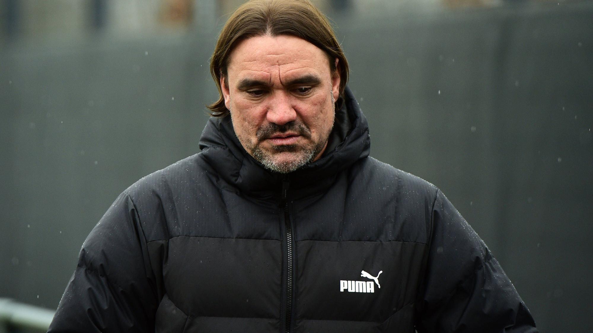 Nachdenklicher Blick: Daniel Farke, Trainer von Borussia Mönchengladbach, muss beim Auswärtsspiel in Leipzig am Samstag (11. März 2022/15.30 Uhr) auf einige Spieler verzichten. Das Foto zeigt den Gladbach-Coach am 9. März bei einer Trainingseinheit im Borussia-Park.