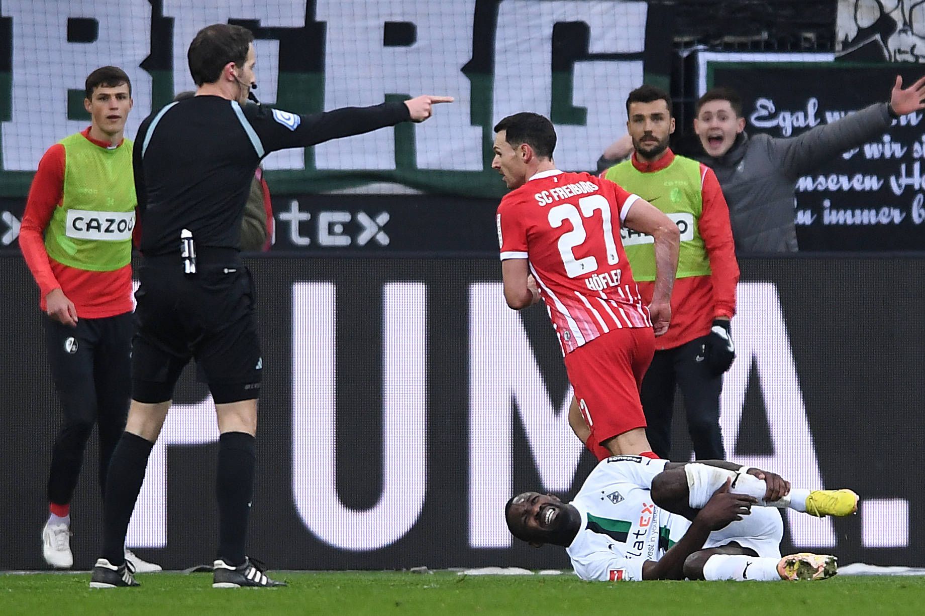 Eine Schwalbe, die die Gemüter erregt: Im Duell gegen den SC Freiburg am 4. März 2023 ließ sich Marcus Thuram, Stürmer von Borussia Mönchengladbach, nach einem Zweikampf gegen Nicolas Höfler im Strafraum fallen, um einen Elfmeter zu provozieren. Dafür geriet der Franzose nachträglich in die Kritik.