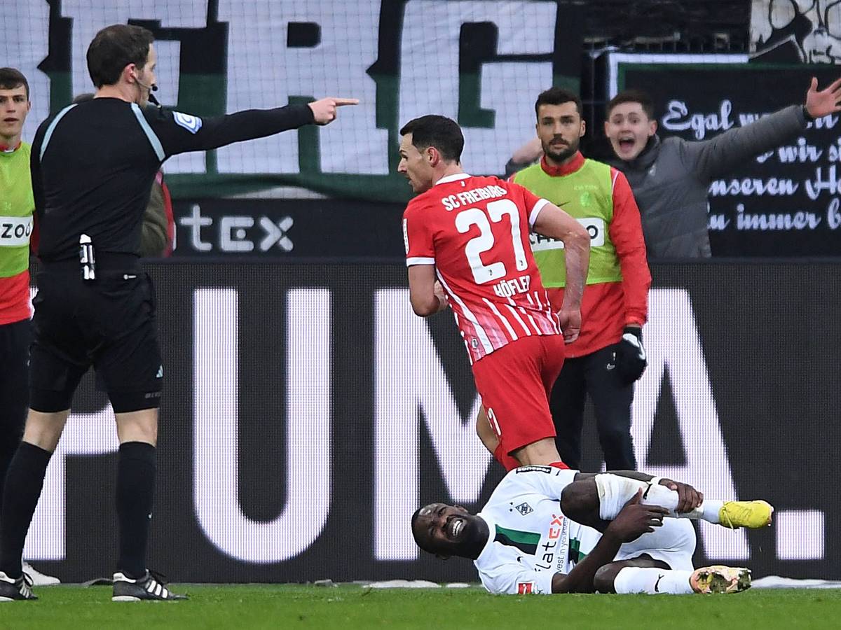 Eine Schwalbe, die die Gemüter erregt: Im Duell gegen den SC Freiburg am 4. März 2023 ließ sich Marcus Thuram, Stürmer von Borussia Mönchengladbach, nach einem Zweikampf gegen Nicolas Höfler im Strafraum fallen, um einen Elfmeter zu provozieren. Dafür geriet der Franzose nachträglich in die Kritik.
