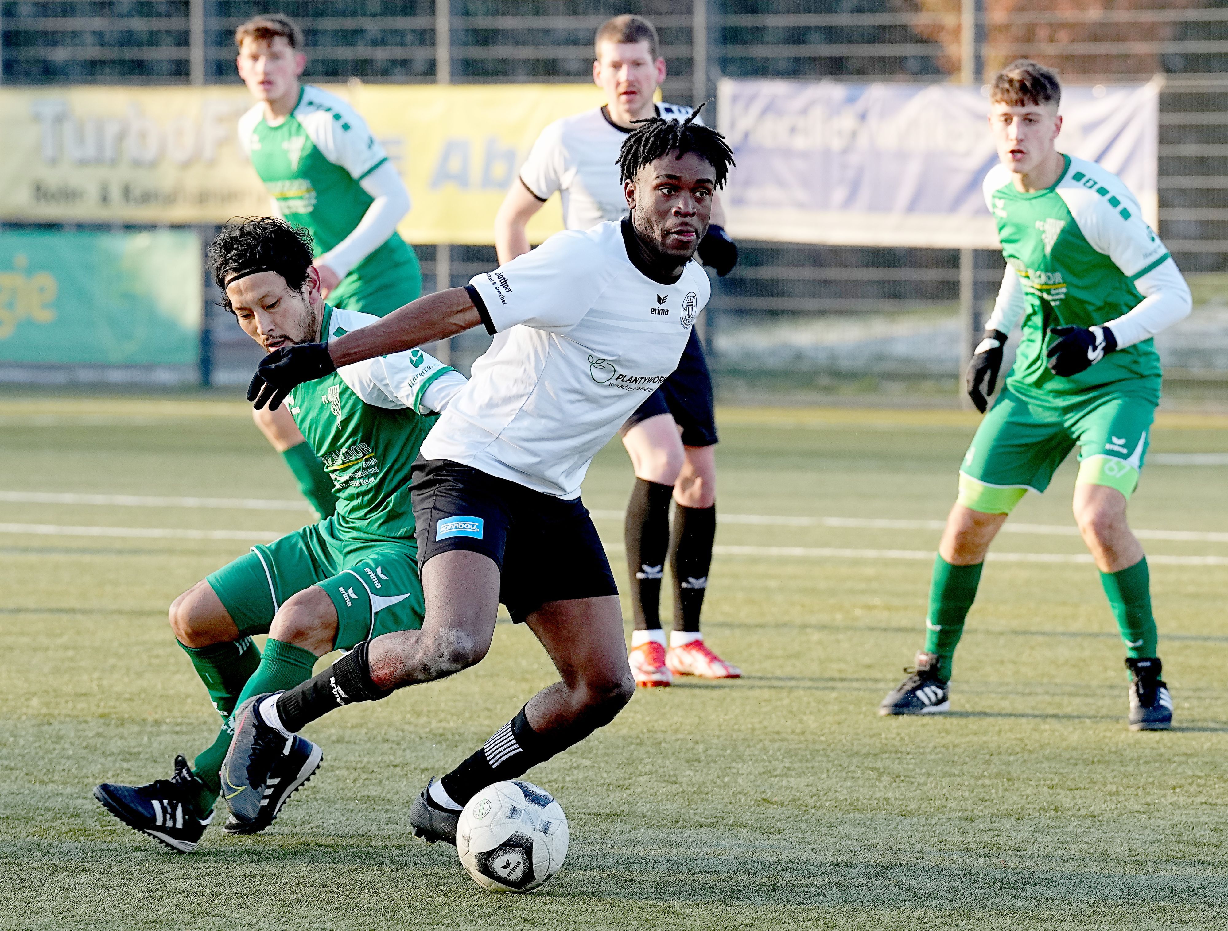 Noel Futkeu (r.), hier am 17. Dezember 2022 im Zweikampf mit Ryota Nakaoka vom FC Kray, spielt derzeit bei ETB SW Essen und führt die Torschützenliste der Oberliga Niederrhein an.