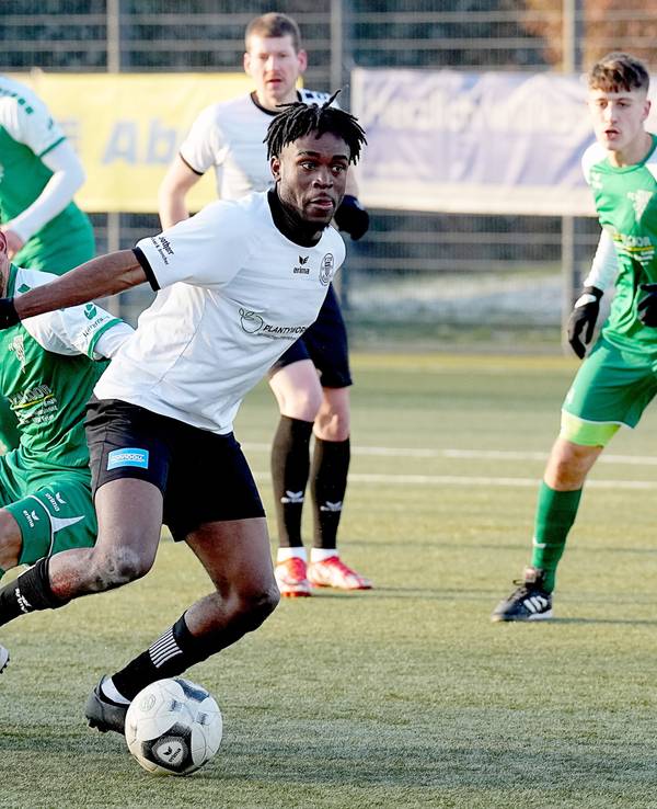 Noel Futkeu (r.), hier am 17. Dezember 2022 im Zweikampf mit Ryota Nakaoka vom FC Kray, spielt derzeit bei ETB SW Essen und führt die Torschützenliste der Oberliga Niederrhein an.