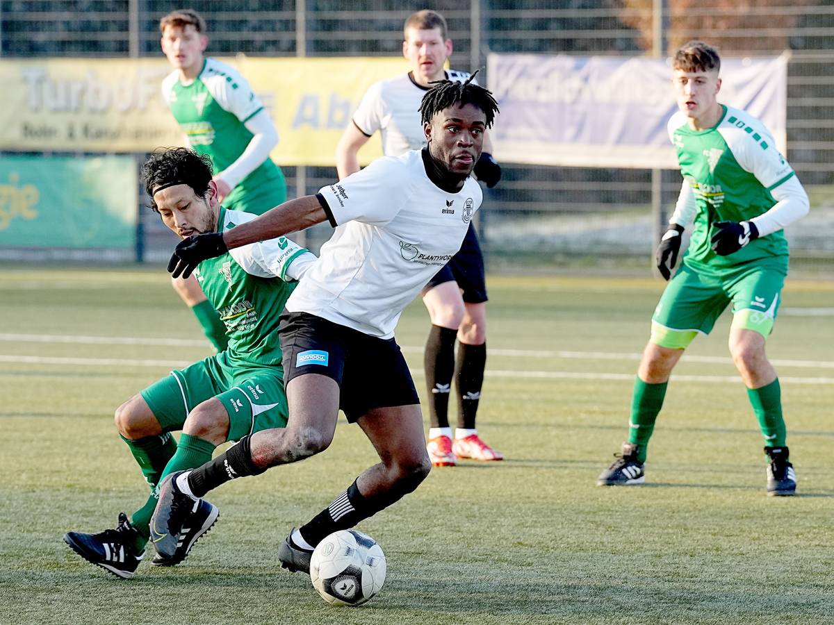 Noel Futkeu (r.), hier am 17. Dezember 2022 im Zweikampf mit Ryota Nakaoka vom FC Kray, spielt derzeit bei ETB SW Essen und führt die Torschützenliste der Oberliga Niederrhein an.