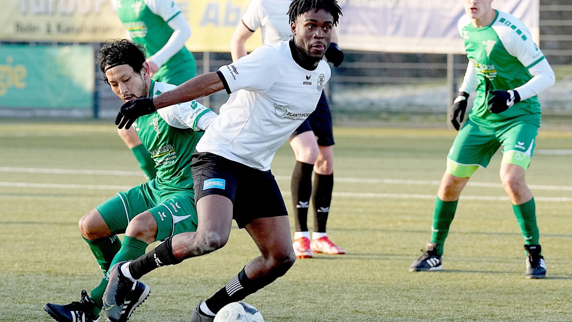 Noel Futkeu (r.), hier am 17. Dezember 2022 im Zweikampf mit Ryota Nakaoka vom FC Kray, spielt derzeit bei ETB SW Essen und führt die Torschützenliste der Oberliga Niederrhein an.