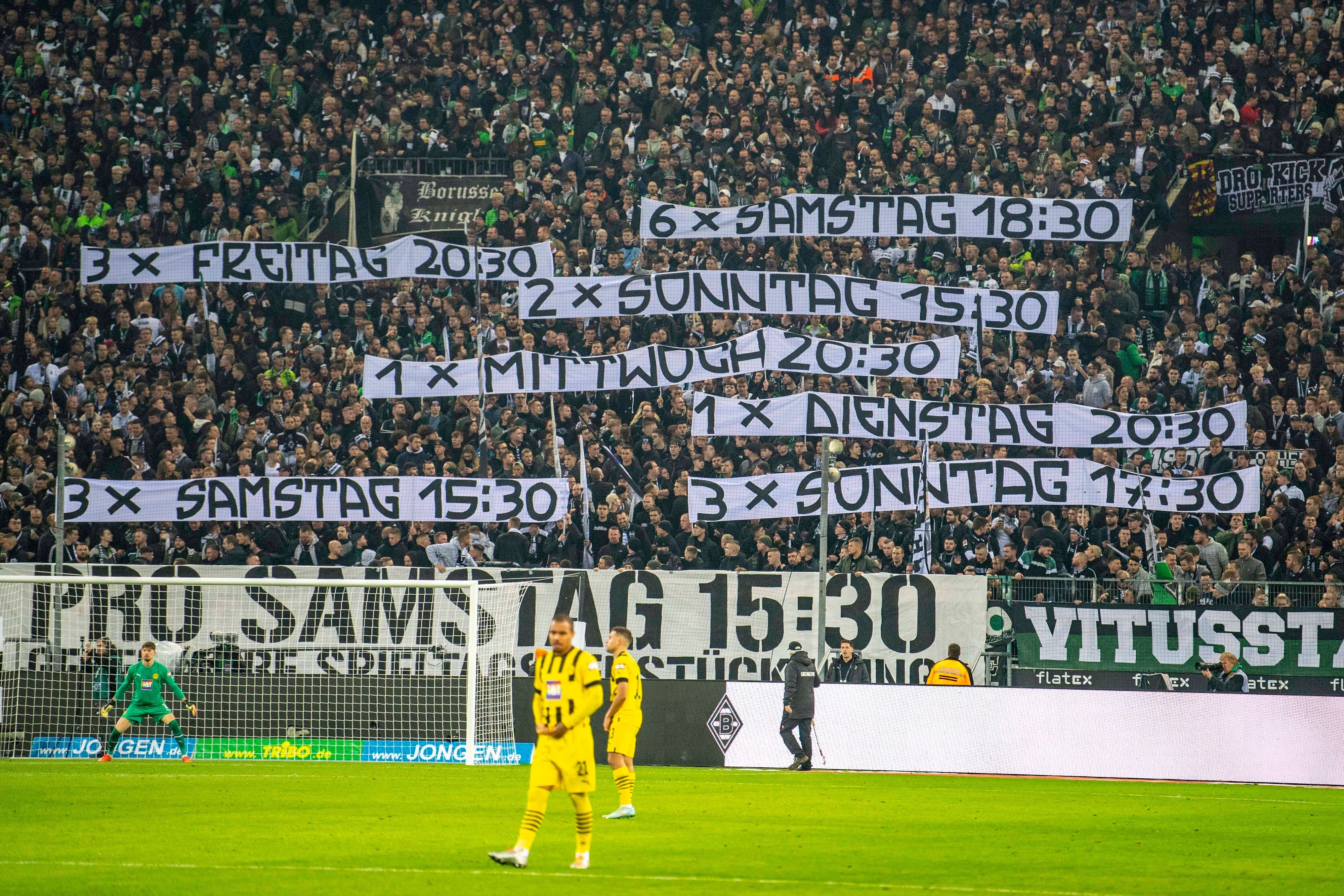 Borussia Mönchengladbach spielt in der aktuellen Spielzeit so selten wie kein anderes Team am Samstag um 15.30 Uhr. Die Fans der Klubs machten ihrem Ärger bereits am 11. November 2022 beim Spiel gegen Borussia Dortmund mit Transparenten Luft.