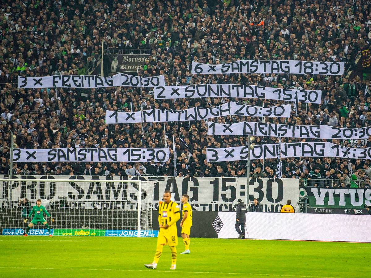 Borussia Mönchengladbach spielt in der aktuellen Spielzeit so selten wie kein anderes Team am Samstag um 15.30 Uhr. Die Fans der Klubs machten ihrem Ärger bereits am 11. November 2022 beim Spiel gegen Borussia Dortmund mit Transparenten Luft.