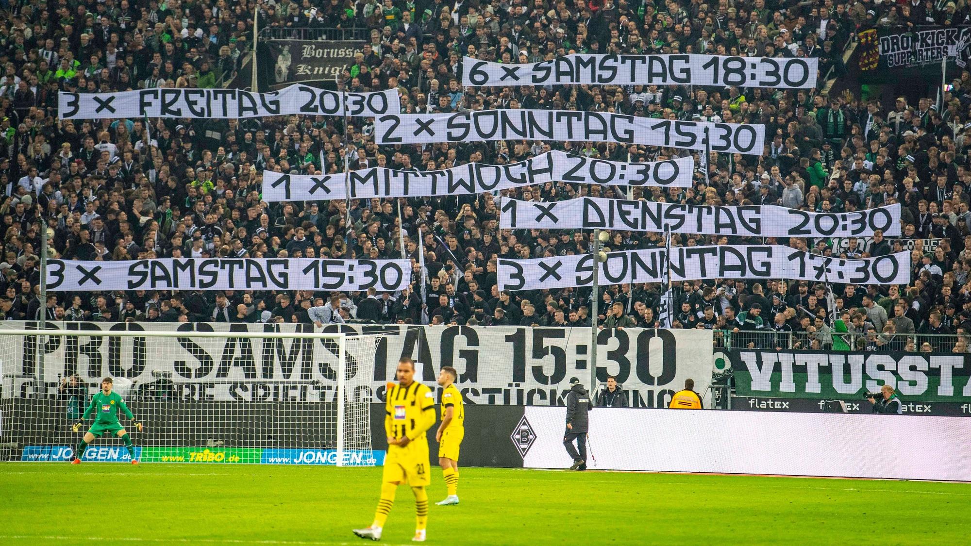 Borussia Mönchengladbach spielt in der aktuellen Spielzeit so selten wie kein anderes Team am Samstag um 15.30 Uhr. Die Fans der Klubs machten ihrem Ärger bereits am 11. November 2022 beim Spiel gegen Borussia Dortmund mit Transparenten Luft.