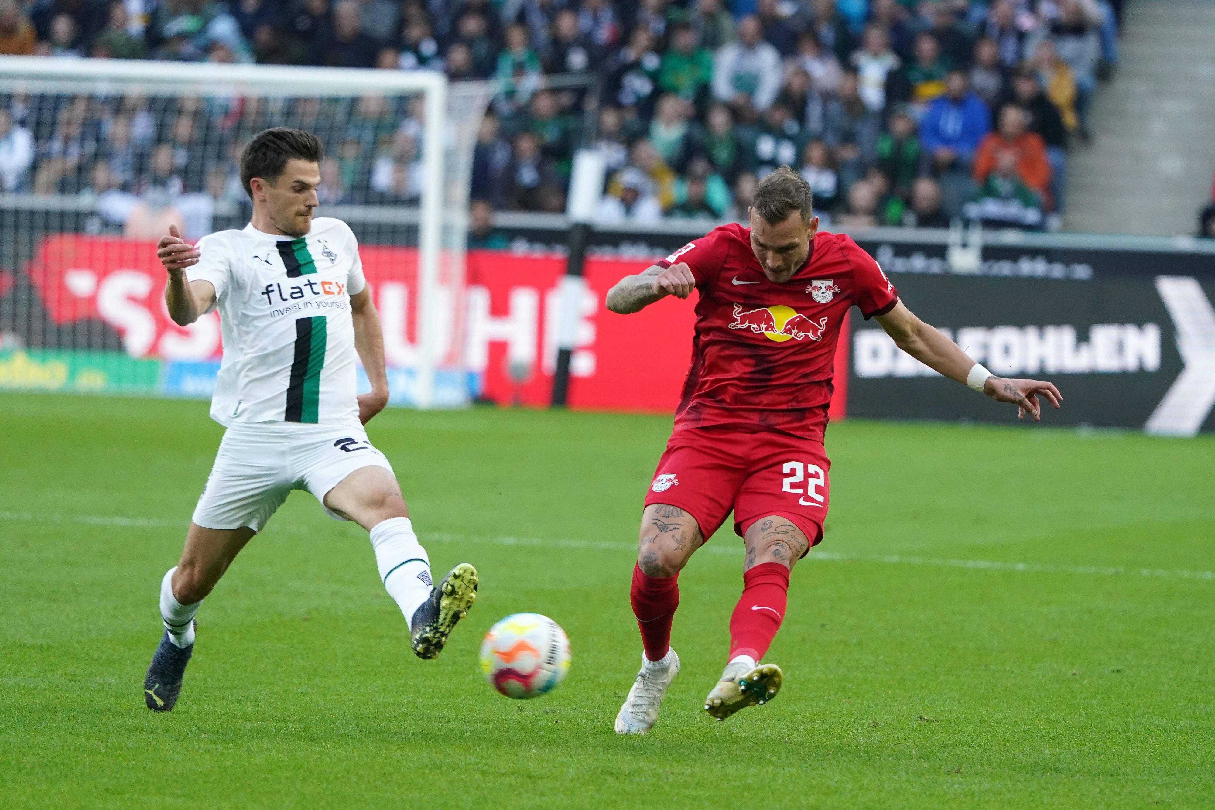 Jonas Hofmann (l.) von Borussia Mönchengladbach, hier am 17. September 2022 im Laufduell mit Leipzigs David Raum (r.), tritt mit seinem Team am Samstag (11. März/15.30 Uhr) zum Bundesliga-Auswärtsspiel bei RB Leipzig an.