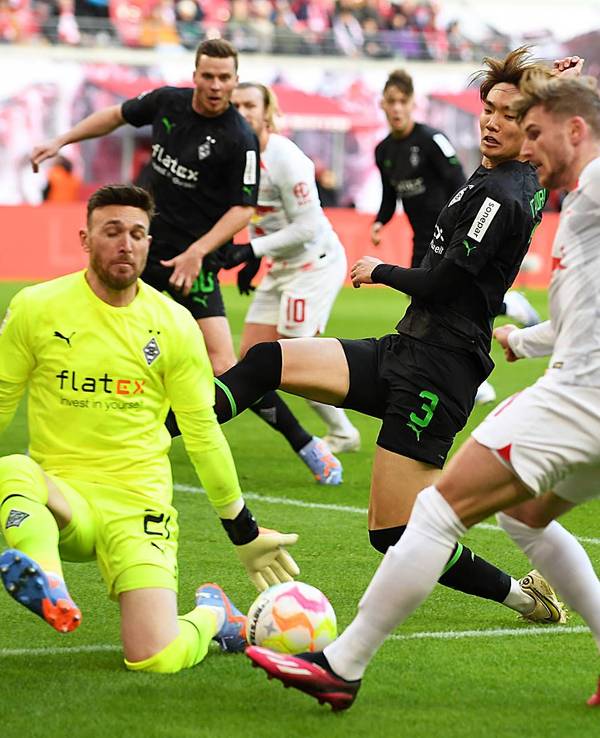 Gladbach-Keeper Tobias Sippel (l.) kann in dieser Szene einen Schuss vonTimo Werner (r.) im Bundesliga-Duell (11. März 2023) bei RB Leipzig abwehren.