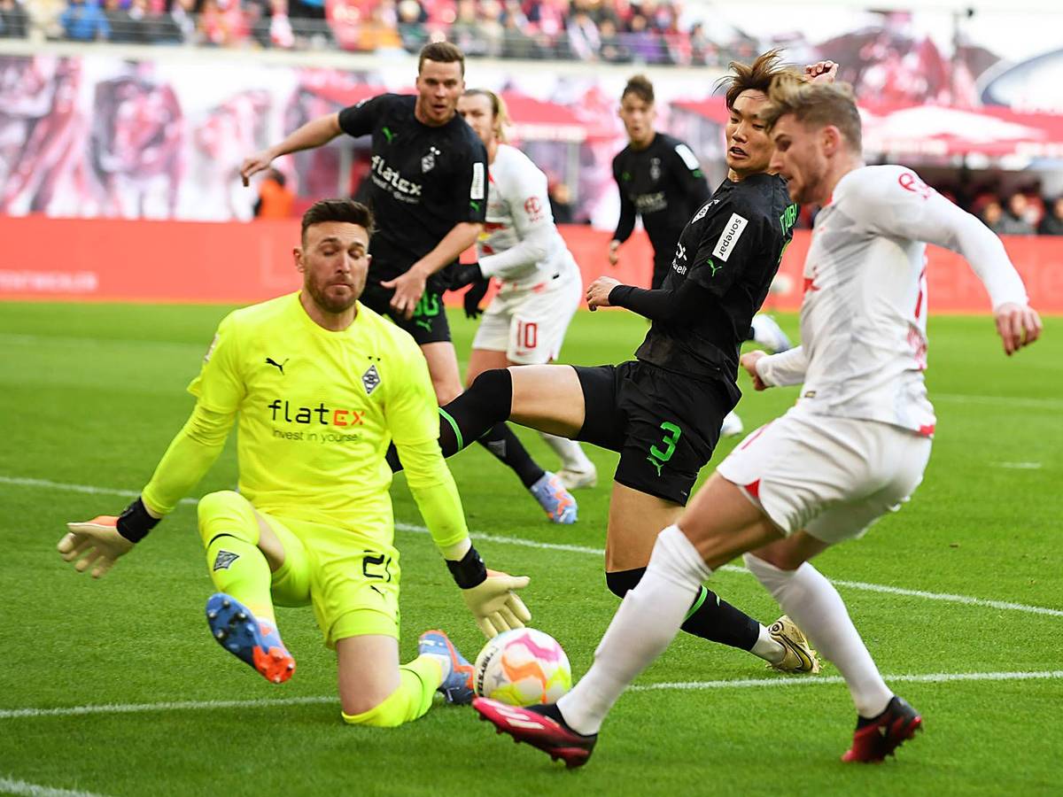 Gladbach-Keeper Tobias Sippel (l.) kann in dieser Szene einen Schuss vonTimo Werner (r.) im Bundesliga-Duell (11. März 2023) bei RB Leipzig abwehren.