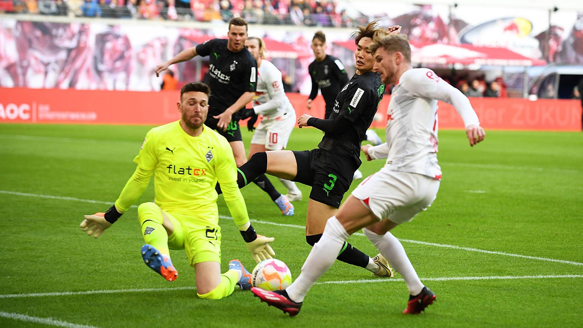 Gladbach-Keeper Tobias Sippel (l.) kann in dieser Szene einen Schuss vonTimo Werner (r.) im Bundesliga-Duell (11. März 2023) bei RB Leipzig abwehren.