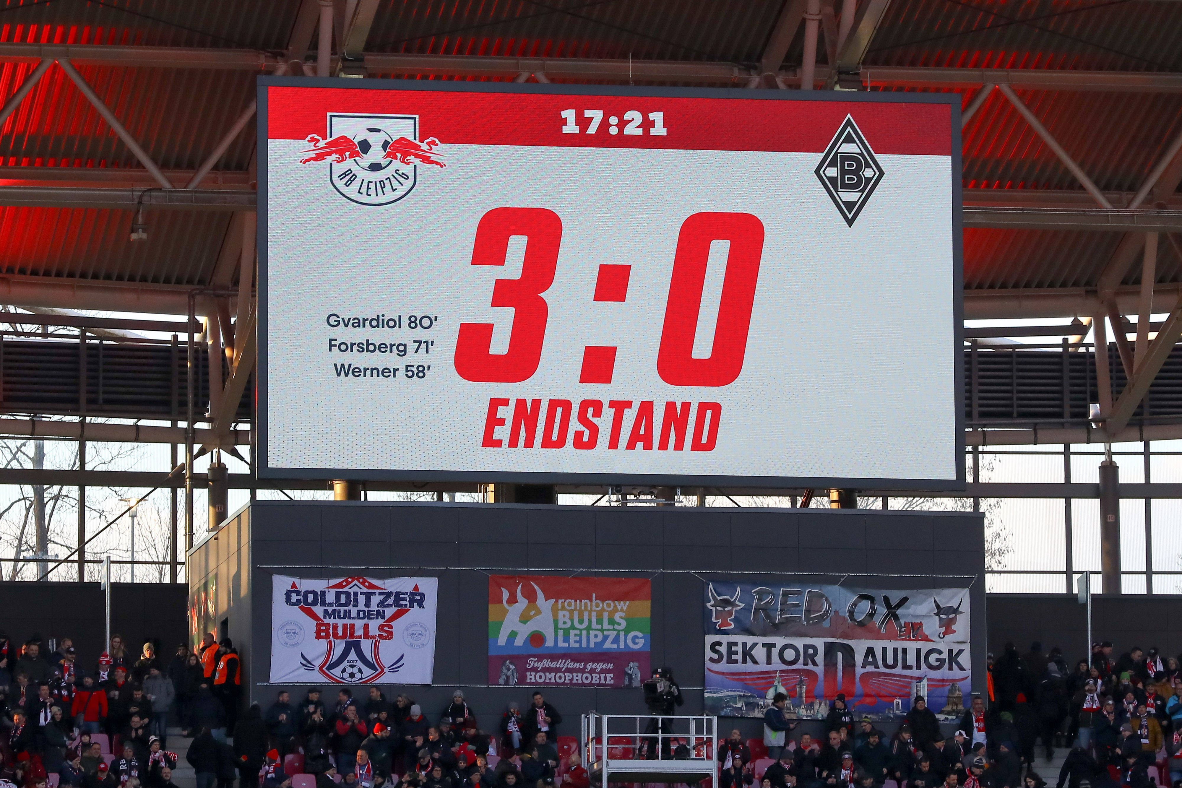 Die Anzeigetafel präsentiert den 3:0-Endstand von RB Leipzig im Bundesliga-Spiel gegen Borussia Mönchengladbach am 11. März 2023.