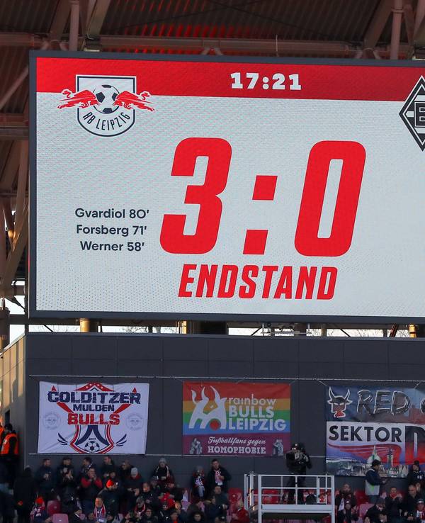 Die Anzeigetafel präsentiert den 3:0-Endstand von RB Leipzig im Bundesliga-Spiel gegen Borussia Mönchengladbach am 11. März 2023.