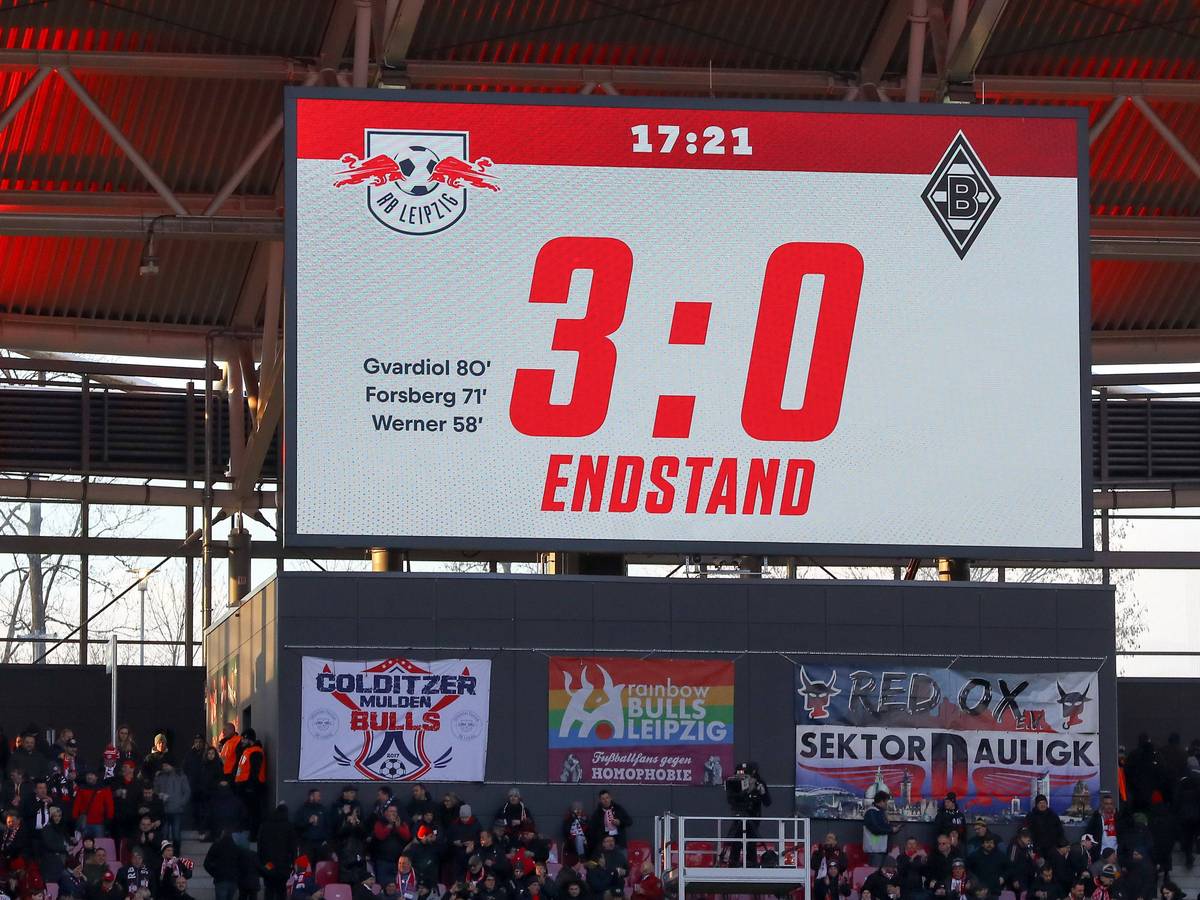 Die Anzeigetafel präsentiert den 3:0-Endstand von RB Leipzig im Bundesliga-Spiel gegen Borussia Mönchengladbach am 11. März 2023.