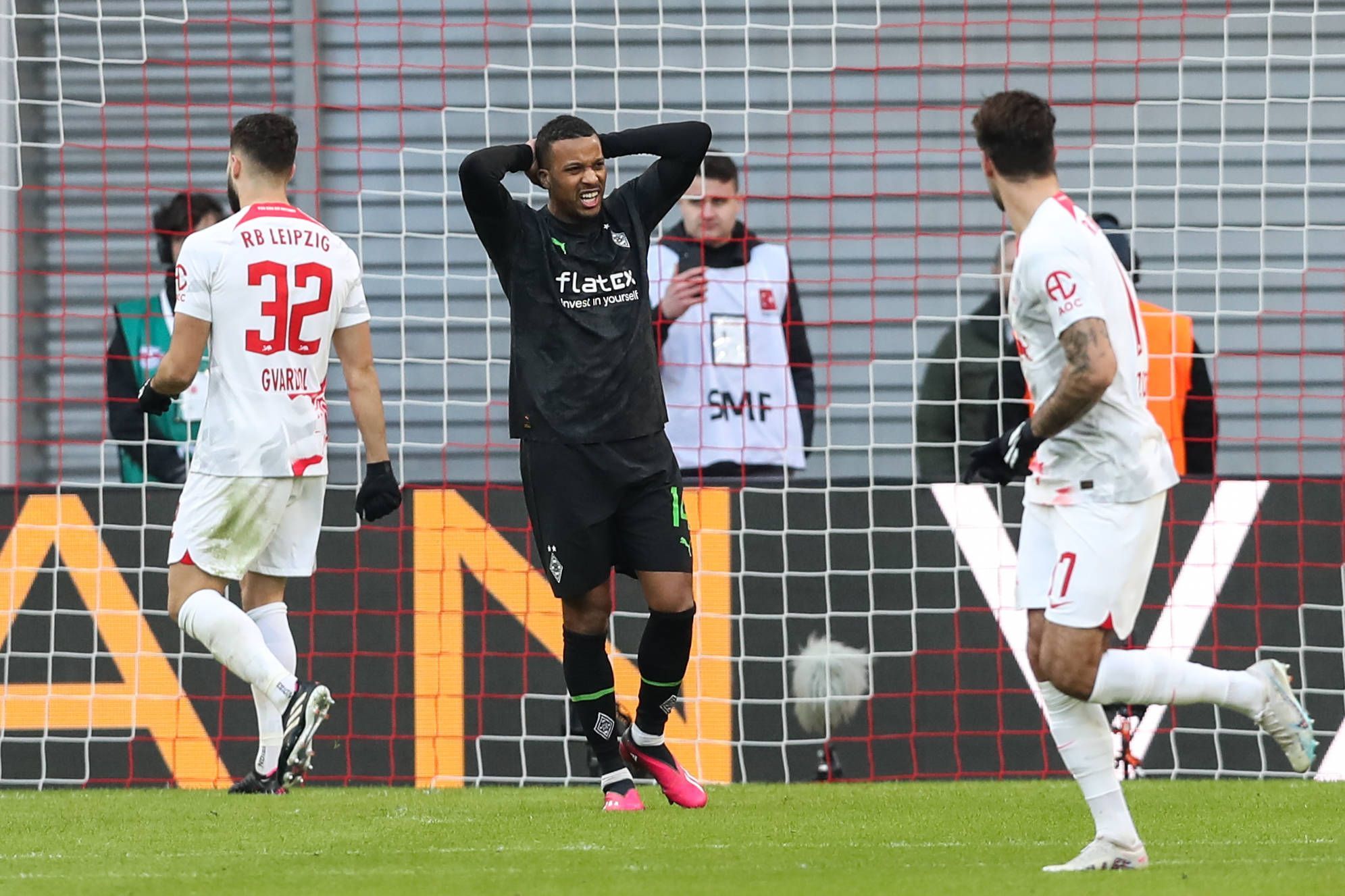 Gladbach-Stürmer Alassane Plea (M.) verschießt während der Bundesliga-Pleite (0:3) der Borussia bei RB Leipzig (11. März 2023) einen Strafstoß. Der Franzose greift sich entsetzt an den Kopf.