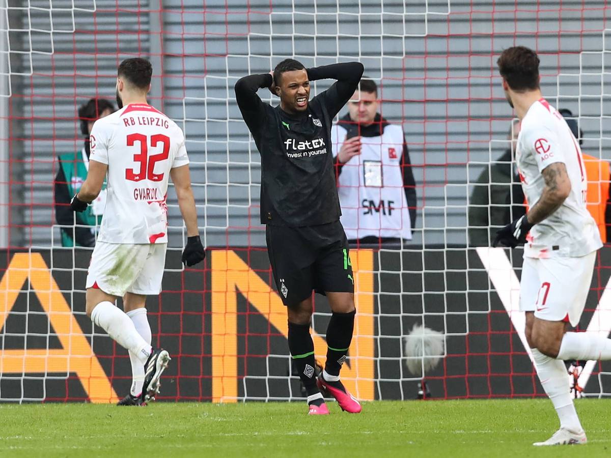 Gladbach-Stürmer Alassane Plea (M.) verschießt während der Bundesliga-Pleite (0:3) der Borussia bei RB Leipzig (11. März 2023) einen Strafstoß. Der Franzose greift sich entsetzt an den Kopf.