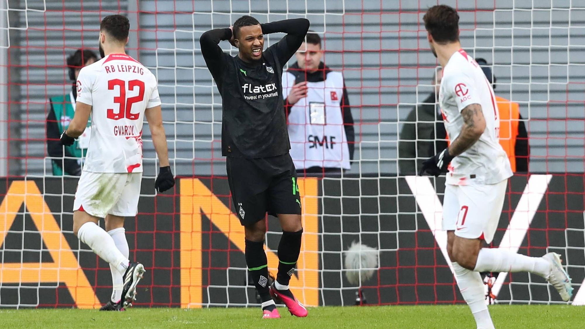 Gladbach-Stürmer Alassane Plea (M.) verschießt während der Bundesliga-Pleite (0:3) der Borussia bei RB Leipzig (11. März 2023) einen Strafstoß. Der Franzose greift sich entsetzt an den Kopf.