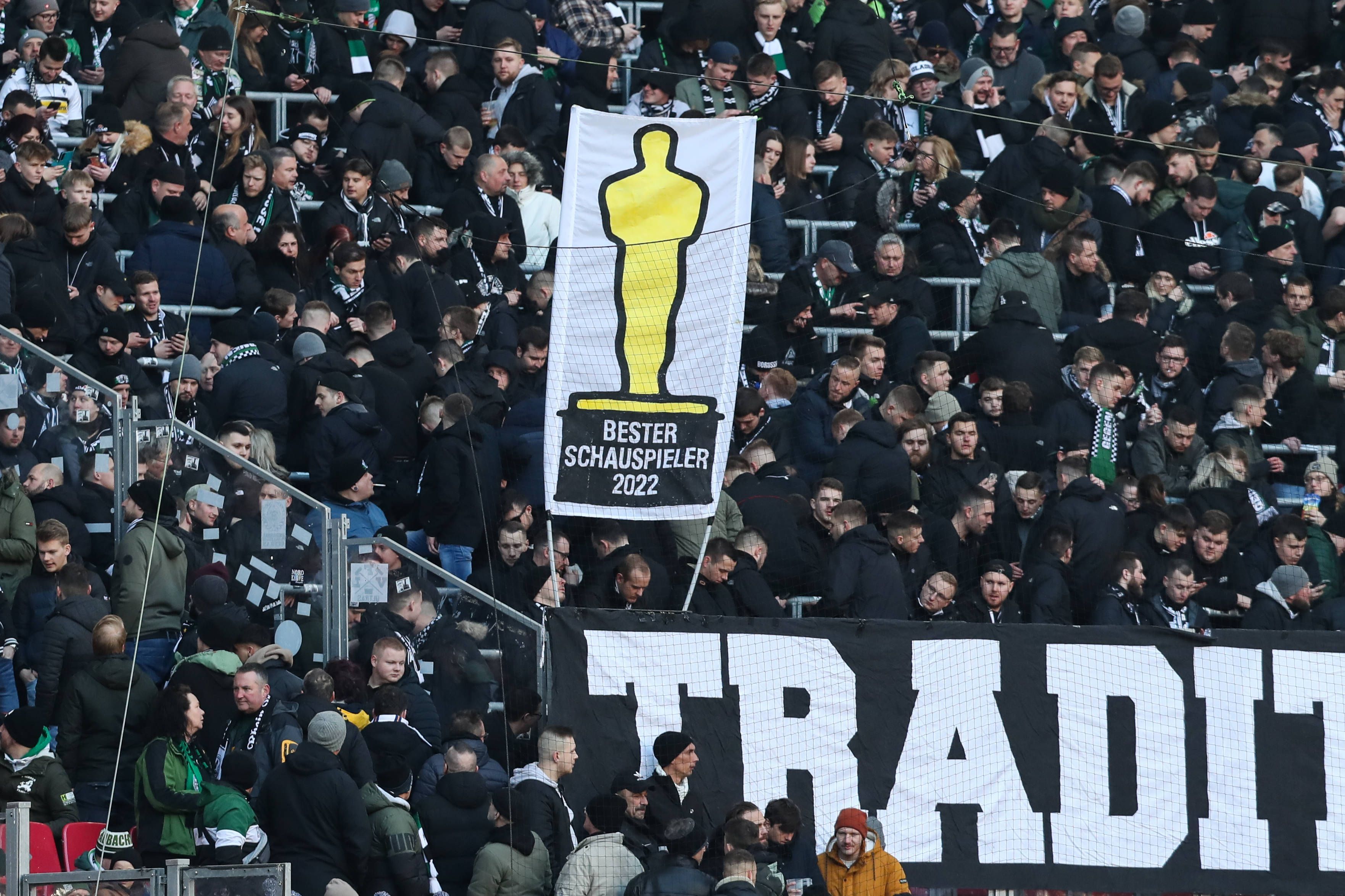 Fans von Borussia Mönchengladbach zeigen ein Banner mit der Aufschrift „Bester Schauspieler 2022“ in Anlehnung an die Oscar-Verleihung beim Bundesliga-Auswärtsspiel bei RB Leipzig am 11. März 2023. Das Banner ist augenscheinlich an Ex-Gladbach-Manager Max Eberl gerichtet, der nach seinem Borussia-Abgang 2022 kritisch gesehen wird. Das Banner ist auf einem Doppelhalter zu sehen.