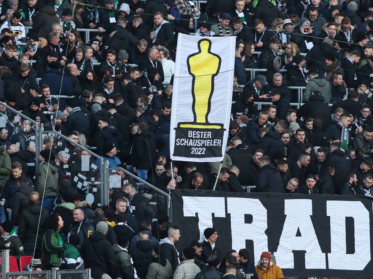 Fans von Borussia Mönchengladbach zeigen ein Banner mit der Aufschrift „Bester Schauspieler 2022“ in Anlehnung an die Oscar-Verleihung beim Bundesliga-Auswärtsspiel bei RB Leipzig am 11. März 2023. Das Banner ist augenscheinlich an Ex-Gladbach-Manager Max Eberl gerichtet, der nach seinem Borussia-Abgang 2022 kritisch gesehen wird. Das Banner ist auf einem Doppelhalter zu sehen.
