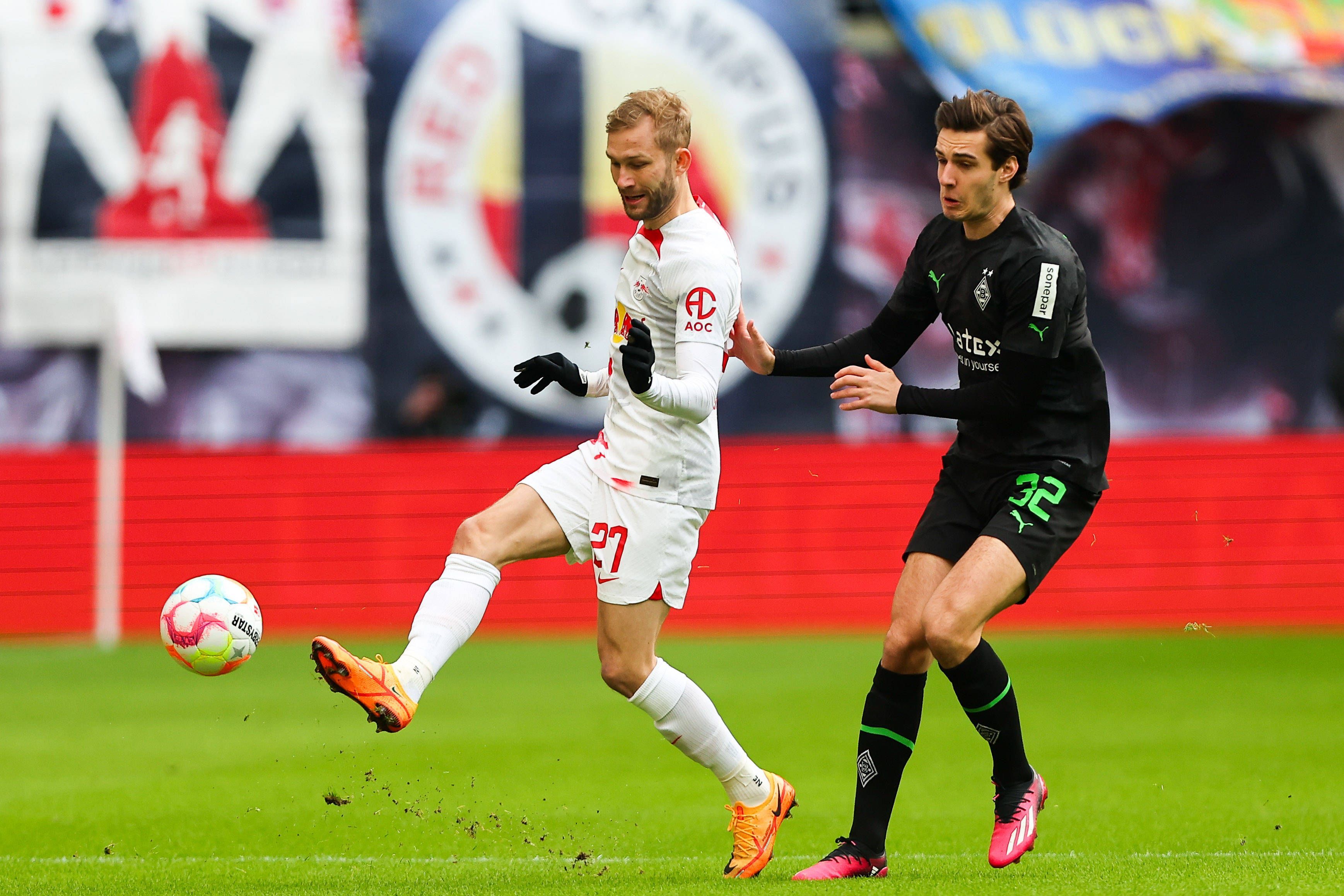 Borussia Mönchengladbach hat am Samstag (11. März 2023) 0:3 bei RB Leipzig verloren. Das Foto zeigt RB-Profi Konrad Laimer (l.) im Zweikampf mit Gladbachs Florian Neuhaus (r.).