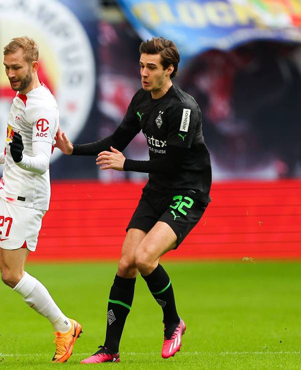Borussia Mönchengladbach hat am Samstag (11. März 2023) 0:3 bei RB Leipzig verloren. Das Foto zeigt RB-Profi Konrad Laimer (l.) im Zweikampf mit Gladbachs Florian Neuhaus (r.).