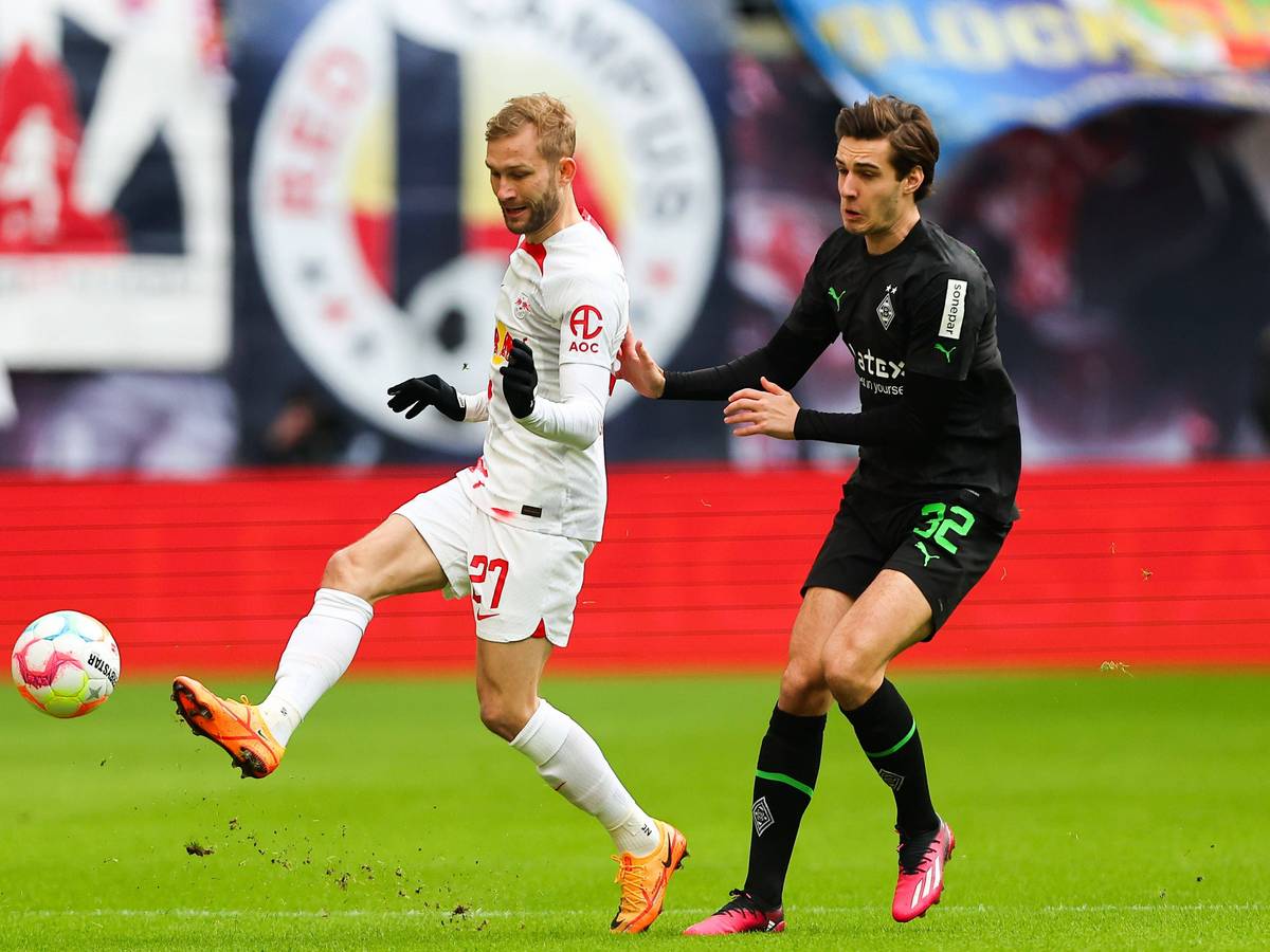 Borussia Mönchengladbach hat am Samstag (11. März 2023) 0:3 bei RB Leipzig verloren. Das Foto zeigt RB-Profi Konrad Laimer (l.) im Zweikampf mit Gladbachs Florian Neuhaus (r.).
