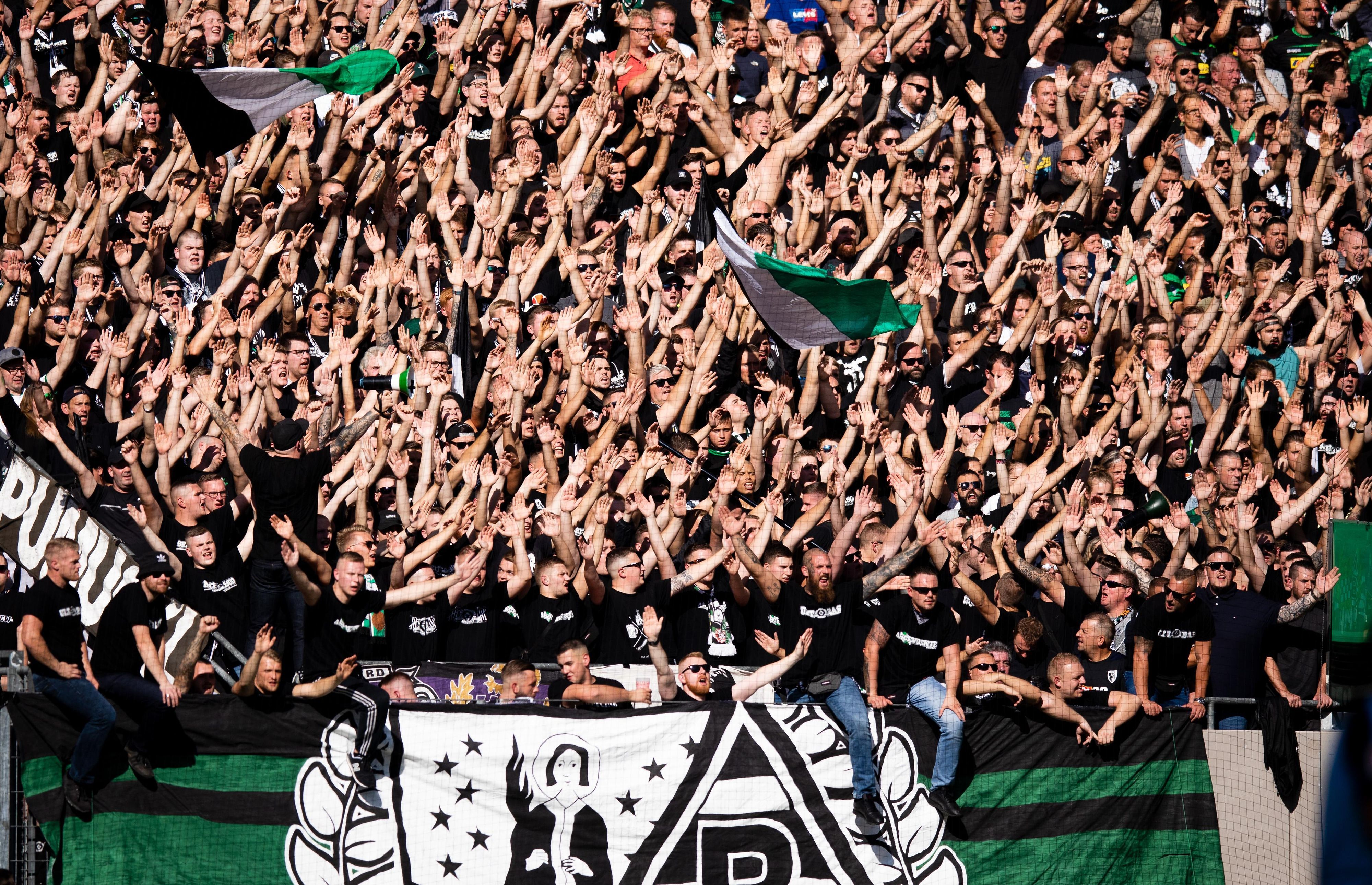 Die mitgereisten Fans von Borussia Mönchengladbach feuer ihr Team beim Derby in Köln ohne am 14. September 2019 an.